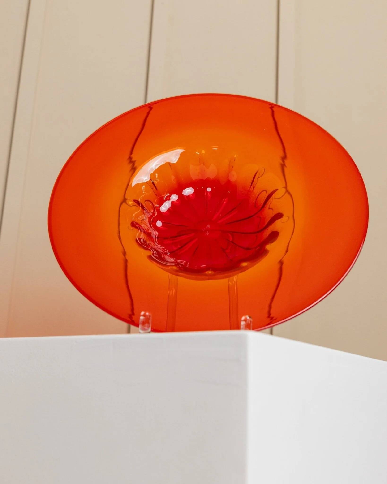 Bol en verre de Murano XL, années 1920, rouge vif avec médaillon central strié, verre décoratif.