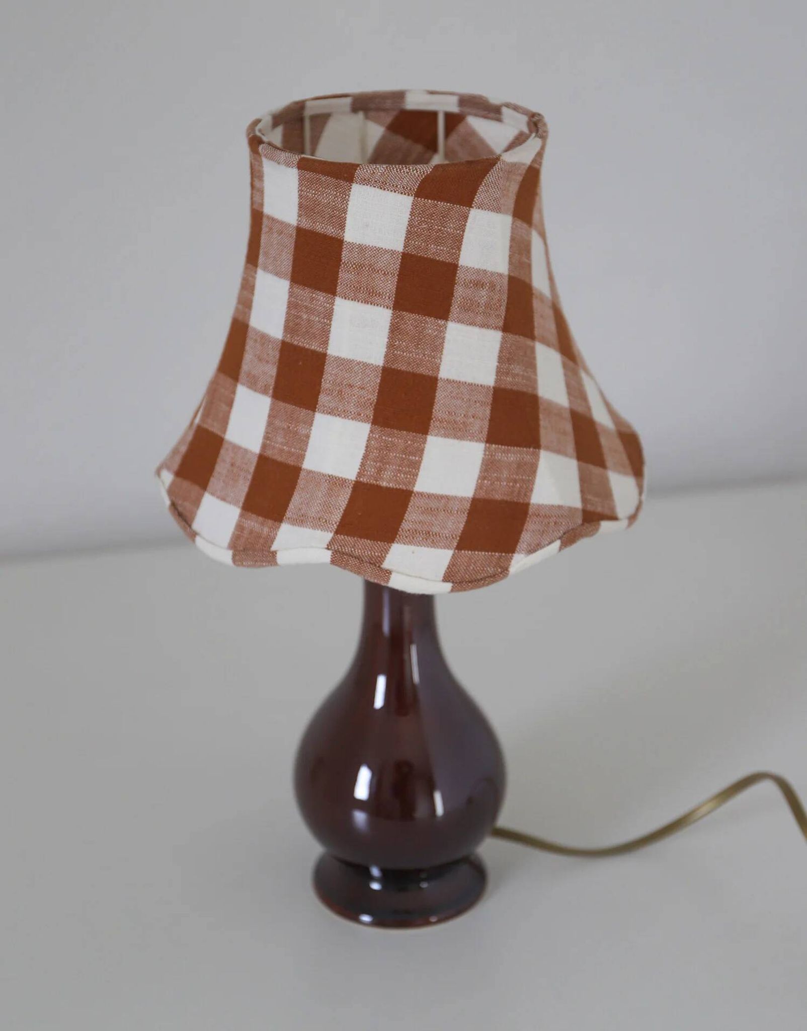 Lampe vintage recyclée — pied céramique brun, abat-jour vichy terracotta