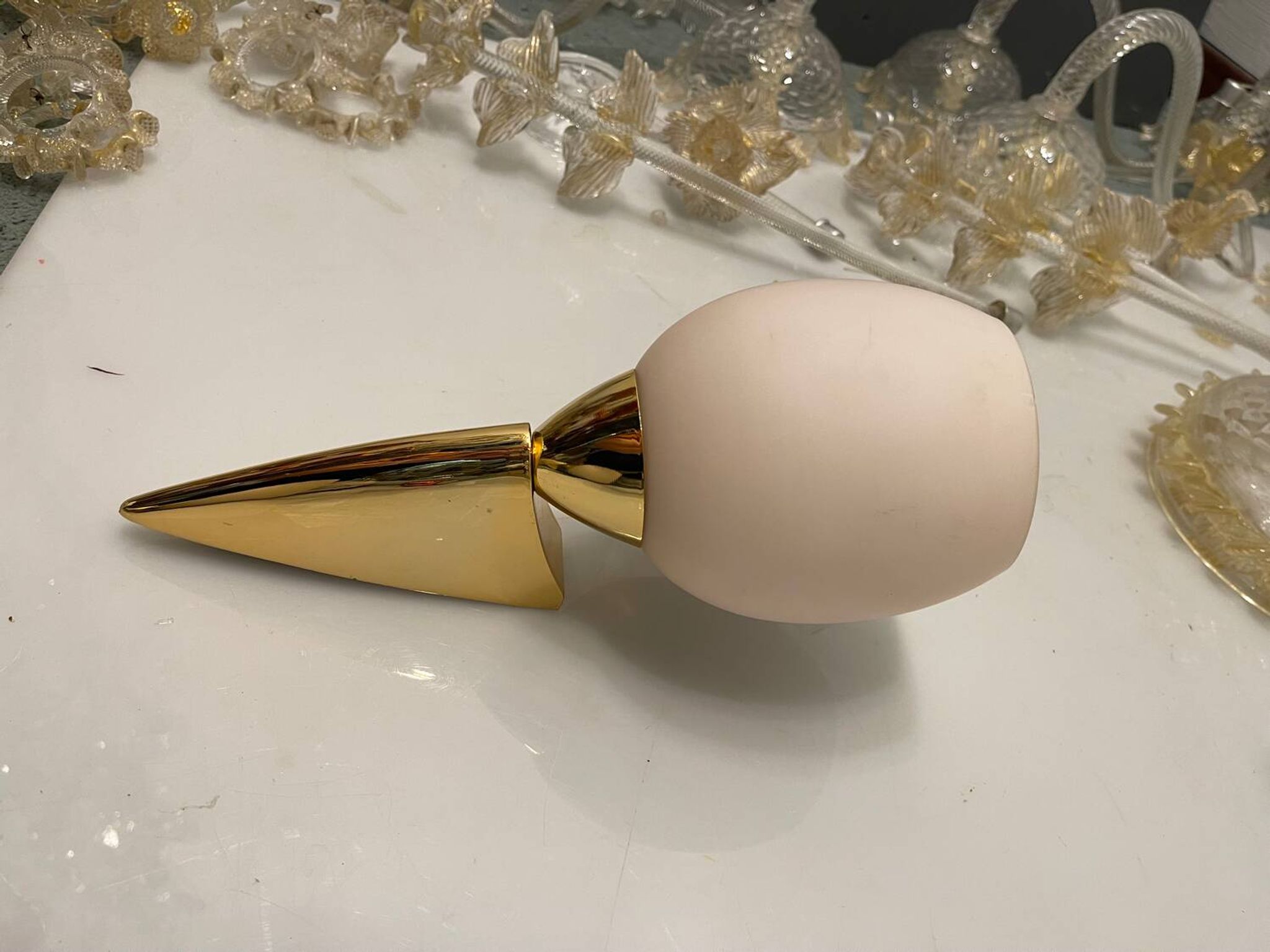 Lot de 2 appliques en verre opalin rose et laiton, années 1960
