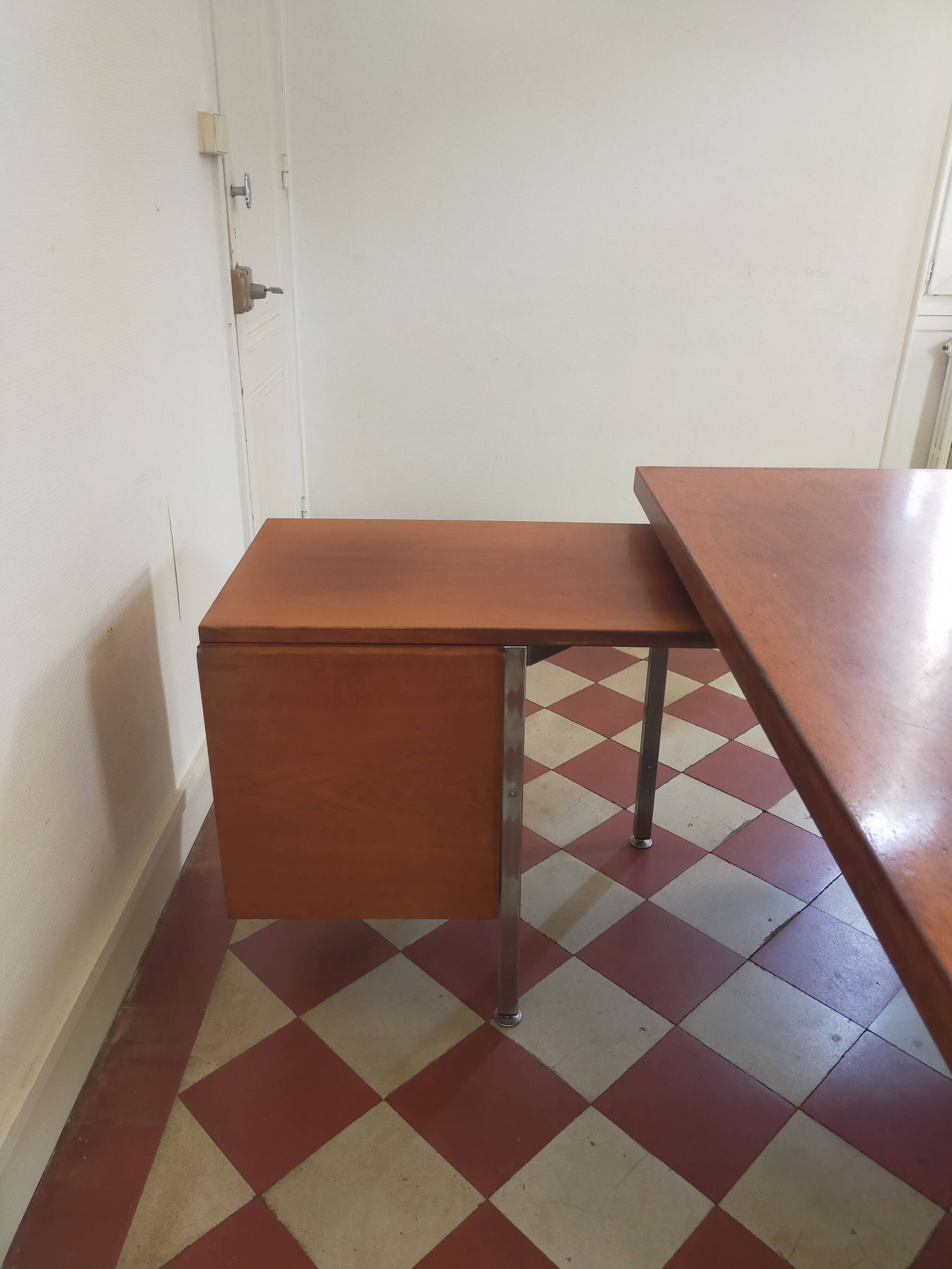 Bureau à caisson amovible dans le goût de Florence Knoll