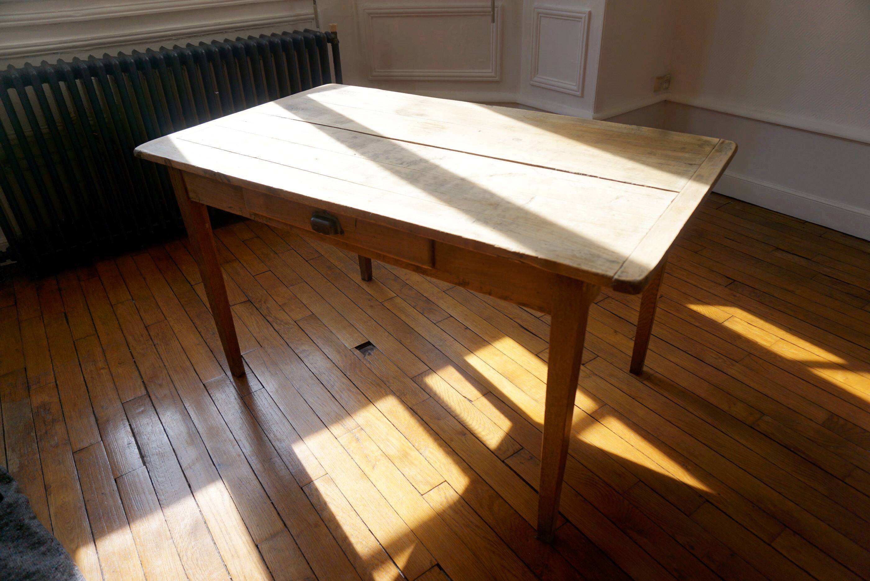 Farmhouse table with drawer