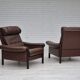 Fauteuil danois années 1970, état d'origine, cuir d'ameublement, bois de chêne foncé.