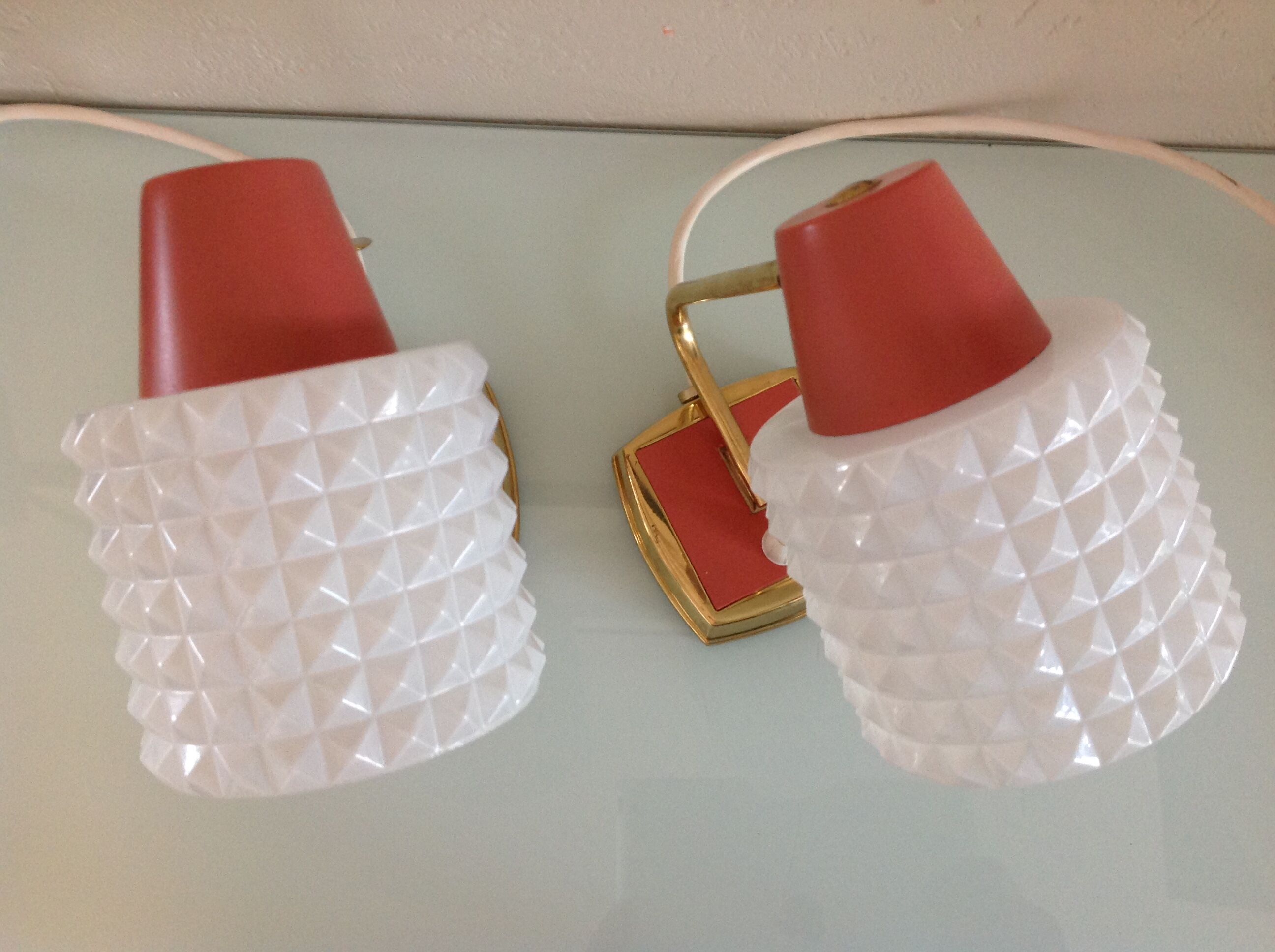Pair of bedside lamps in structured white opaline and brass, vintage 60