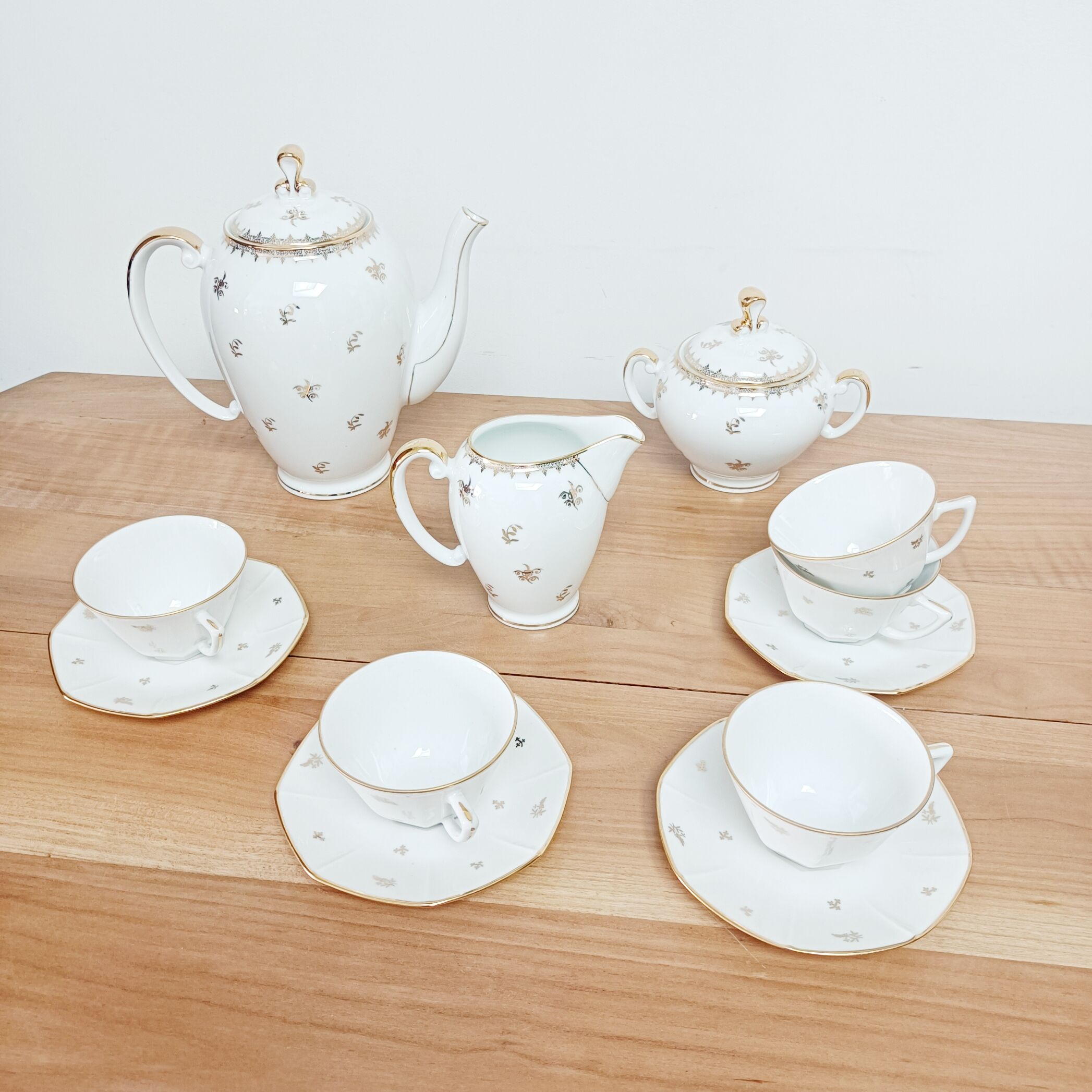 Coffee set in white and gold porcelain