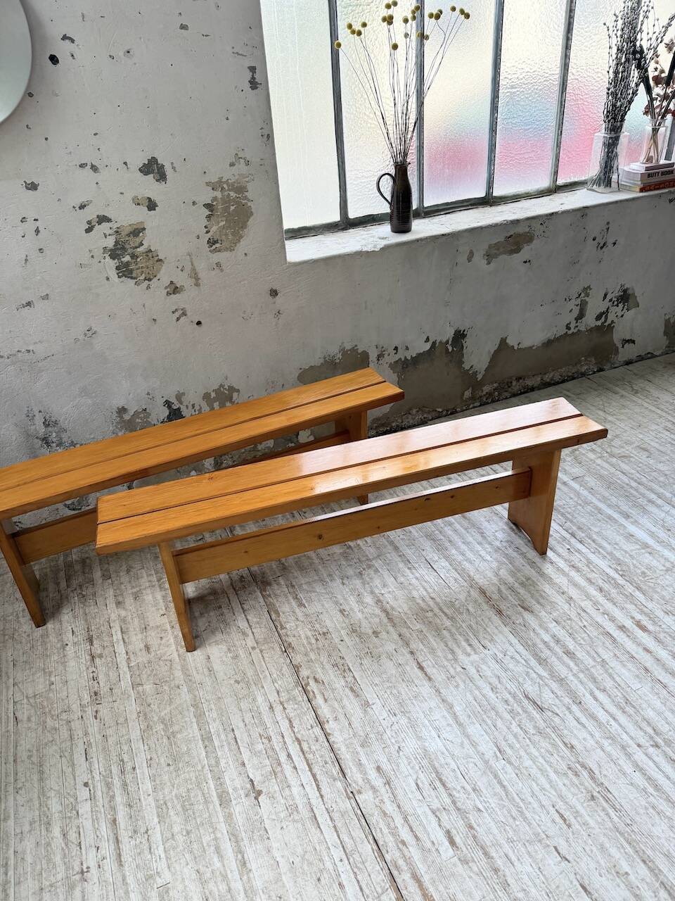 Paire de bancs en pin Charlotte Perriand Les arcs
