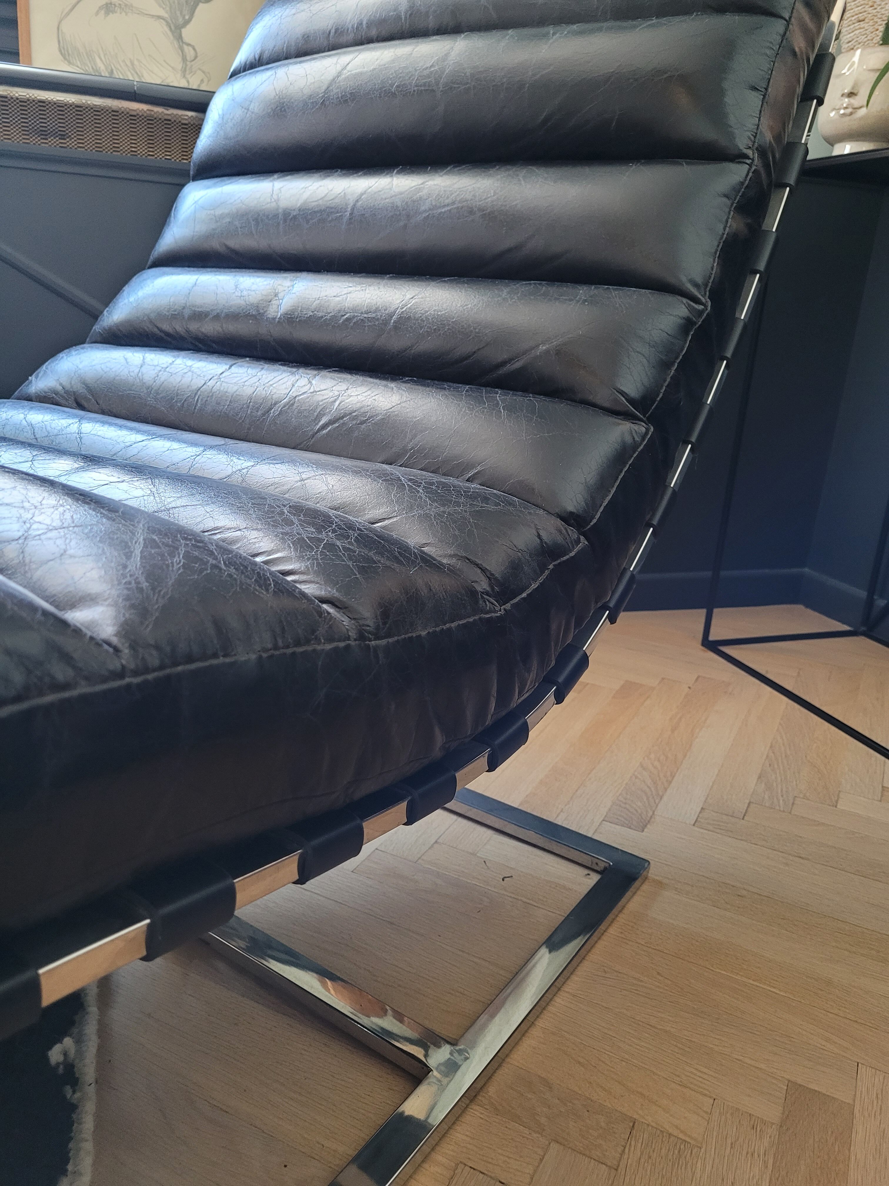 Black leather chaise longue divan