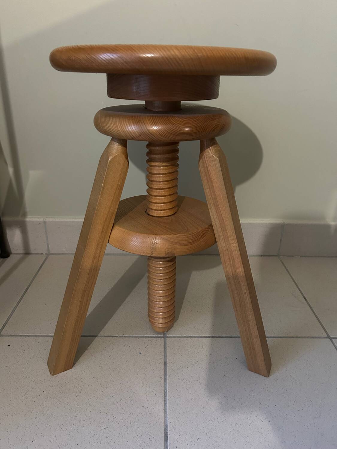 Adjustable screw tripod stool