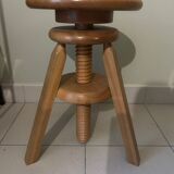 Adjustable screw tripod stool