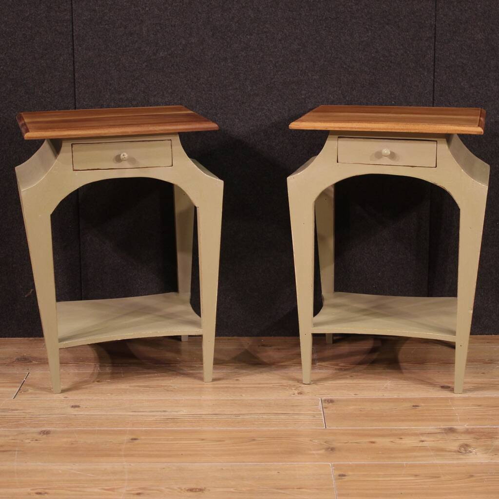 Paire de tables de chevet design peintes des années 80