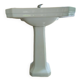 Pedestal sink