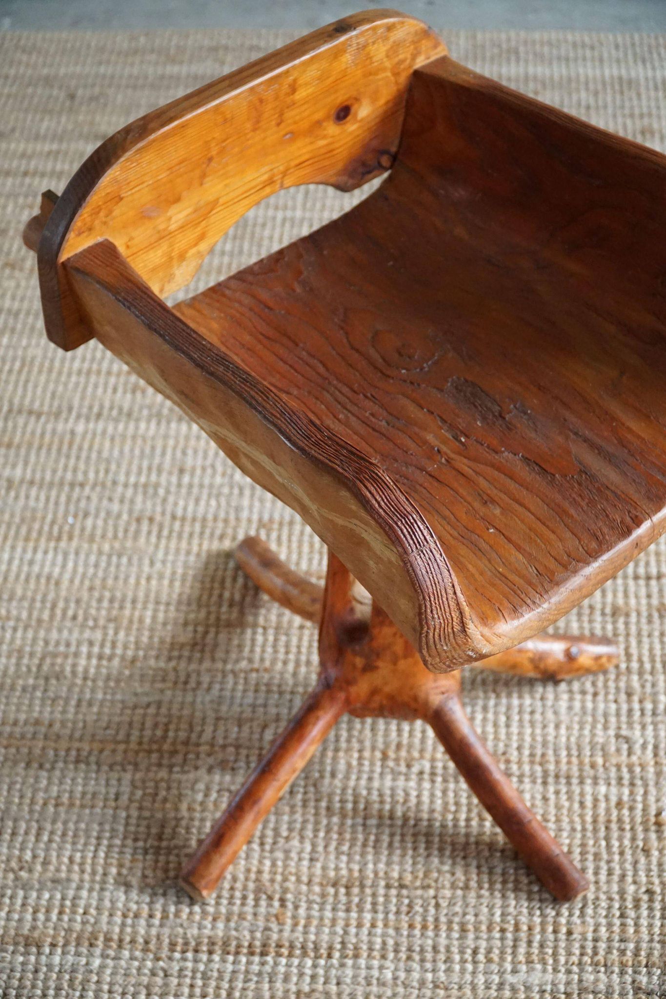 Unique sculptural pedestal armchair by the Finnish Matti Martikka in solid pine, 1960s.