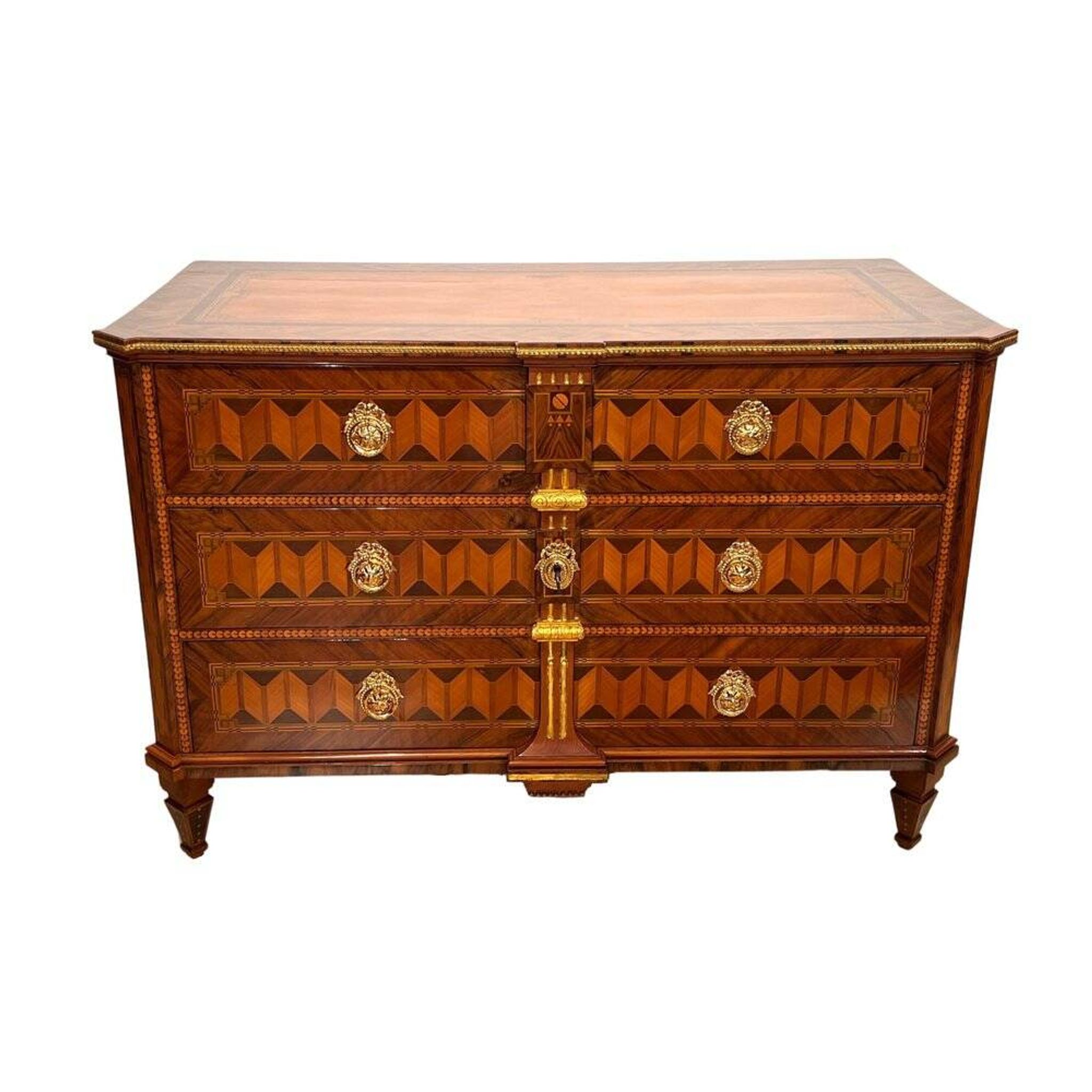 Commode autrichienne Louis XVI en placage de noyer avec incrustations et dorure, années 1790.