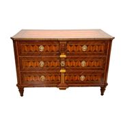 Commode autrichienne Louis XVI en placage de noyer avec incrustations et dorure, années 1790.