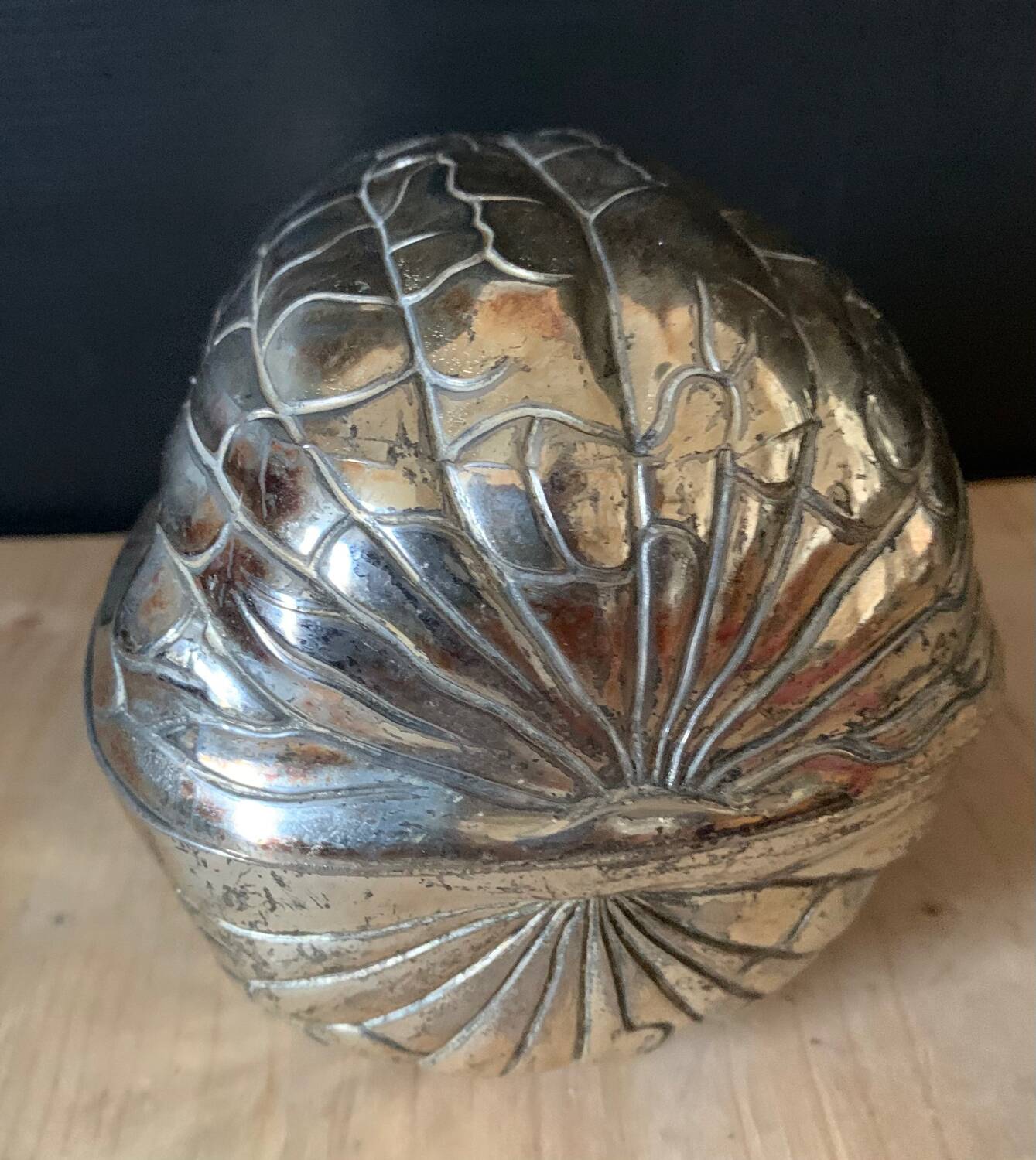 Walnut-shaped box in silver metal