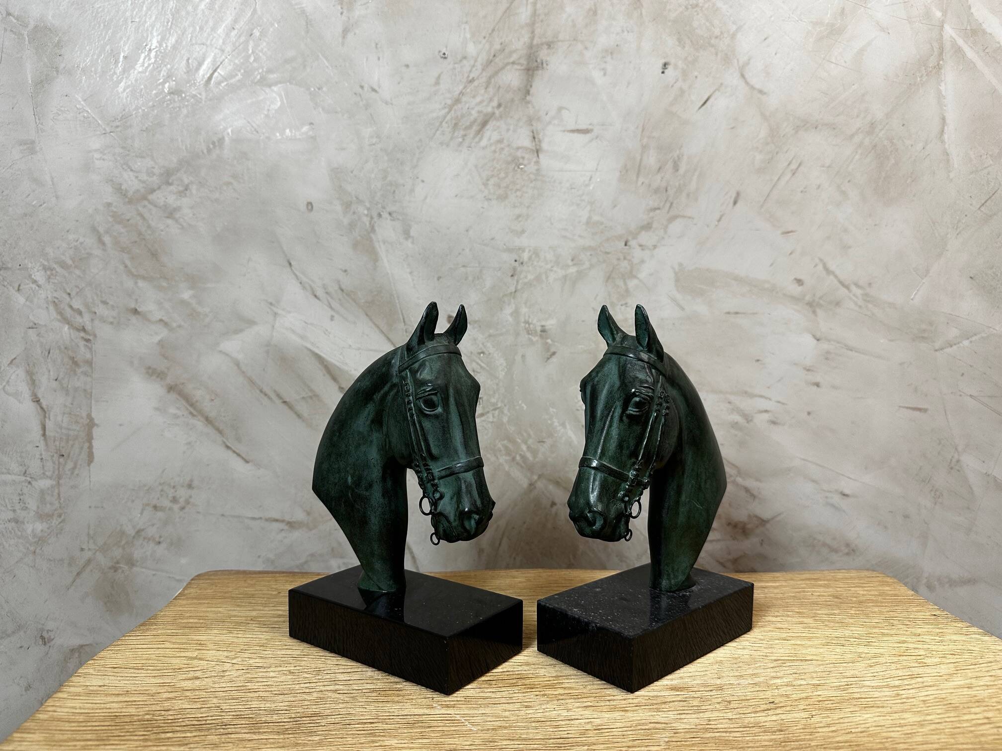 Serres livres chevaux en régule
