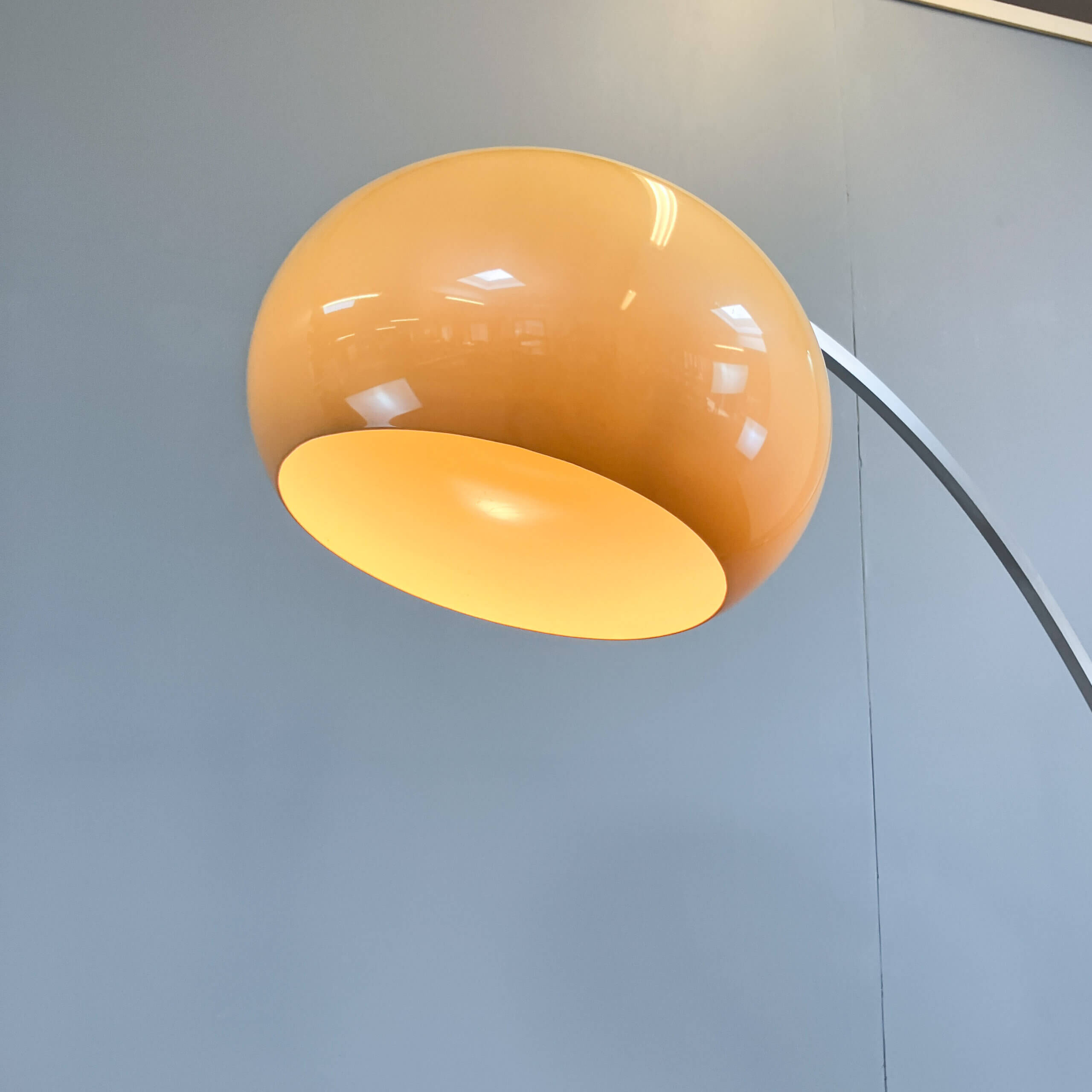 Lampe arquée par Sölken, aluminium brossé avec un abat-jour en verre acrylique, années 1970.