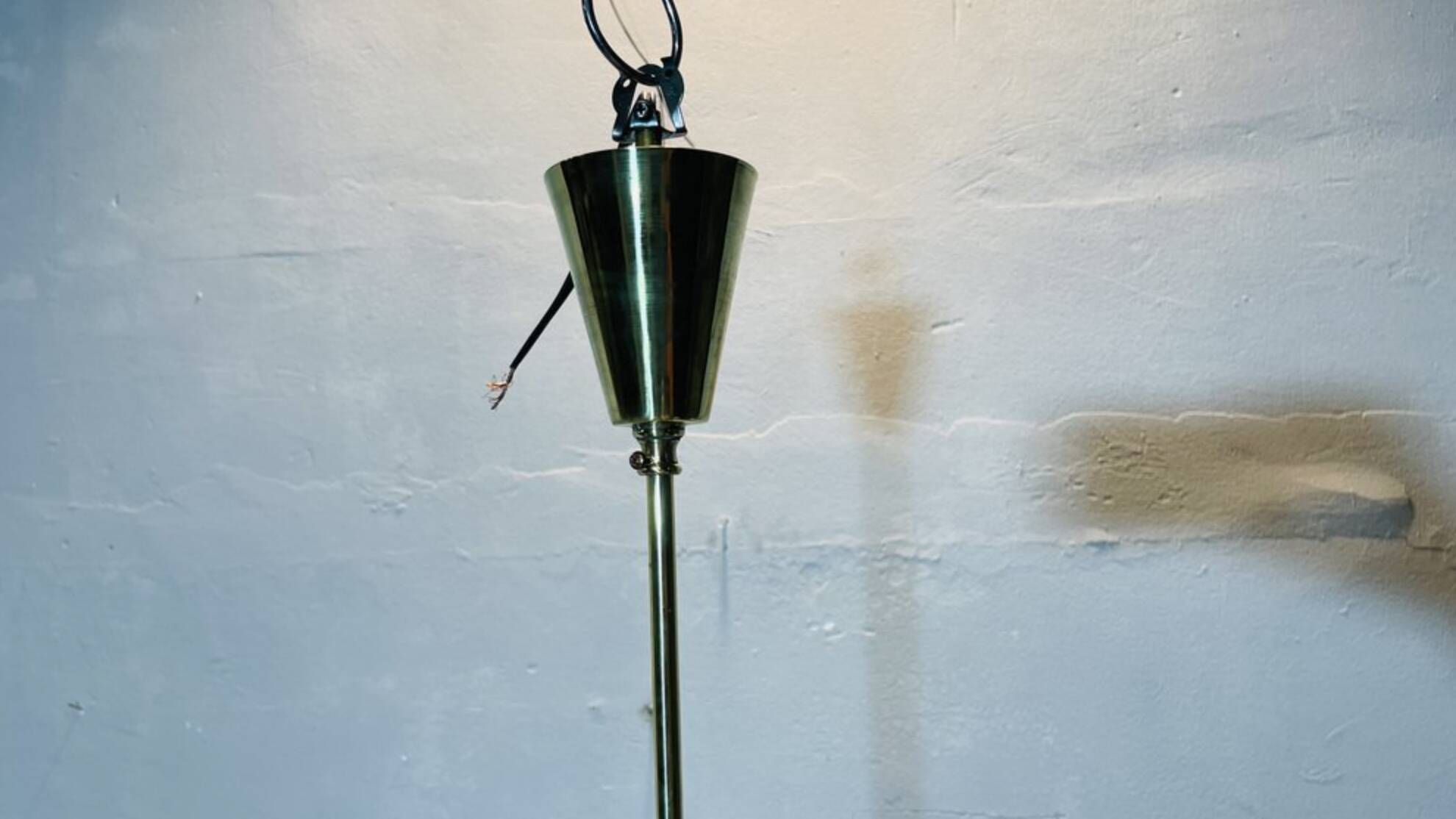 Lampadario Sputnik in ottone con sfera in bronzo e vetri opalini – Italia,