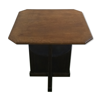 Old table in art deco chene