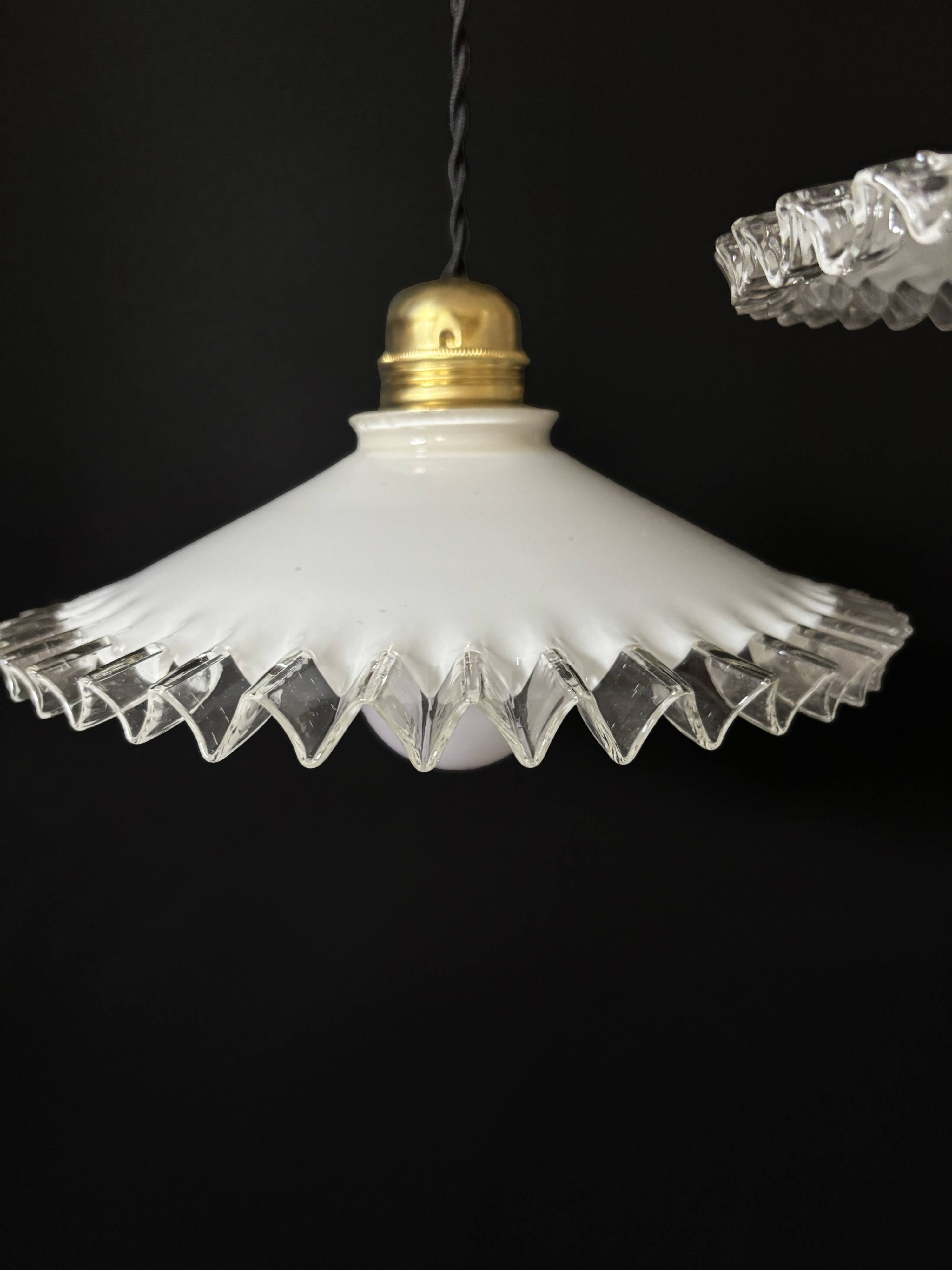 Trio de suspensions opaline festonnée en laiton