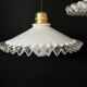 Trio de suspensions opaline festonnée en laiton