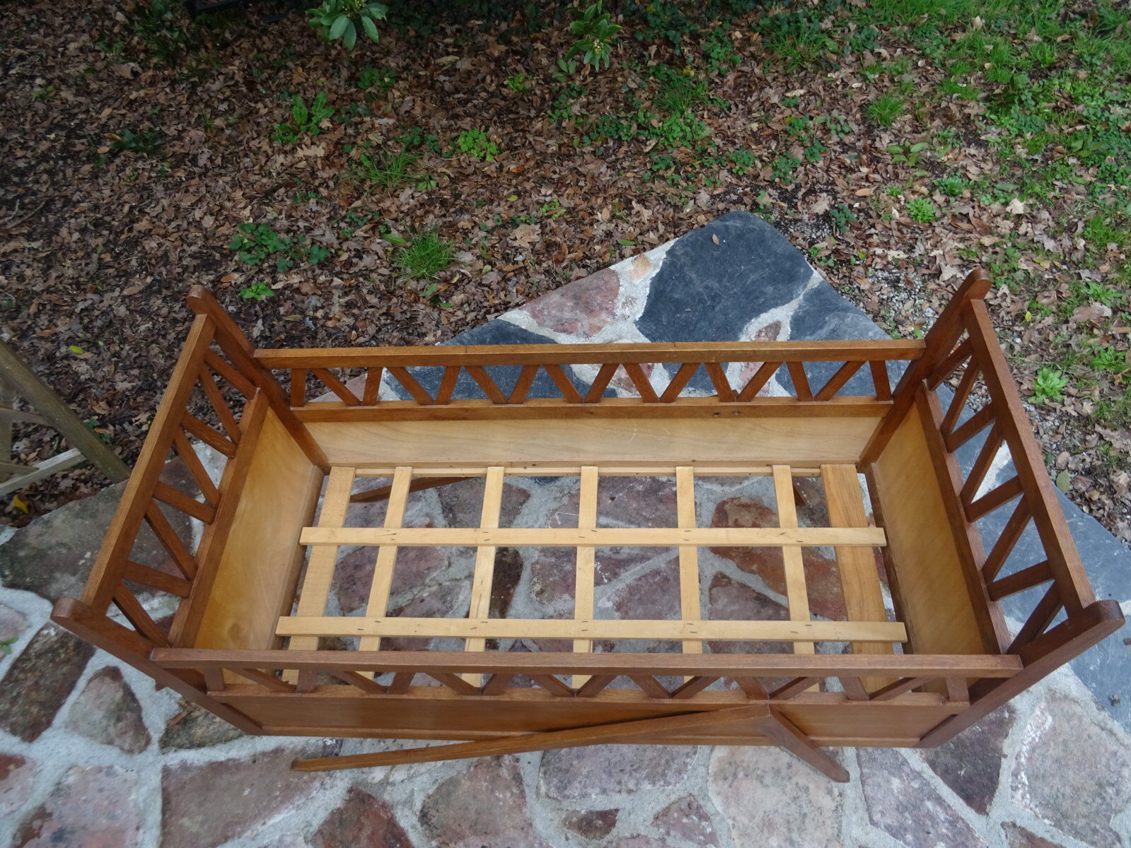 Oak crib, compass feet