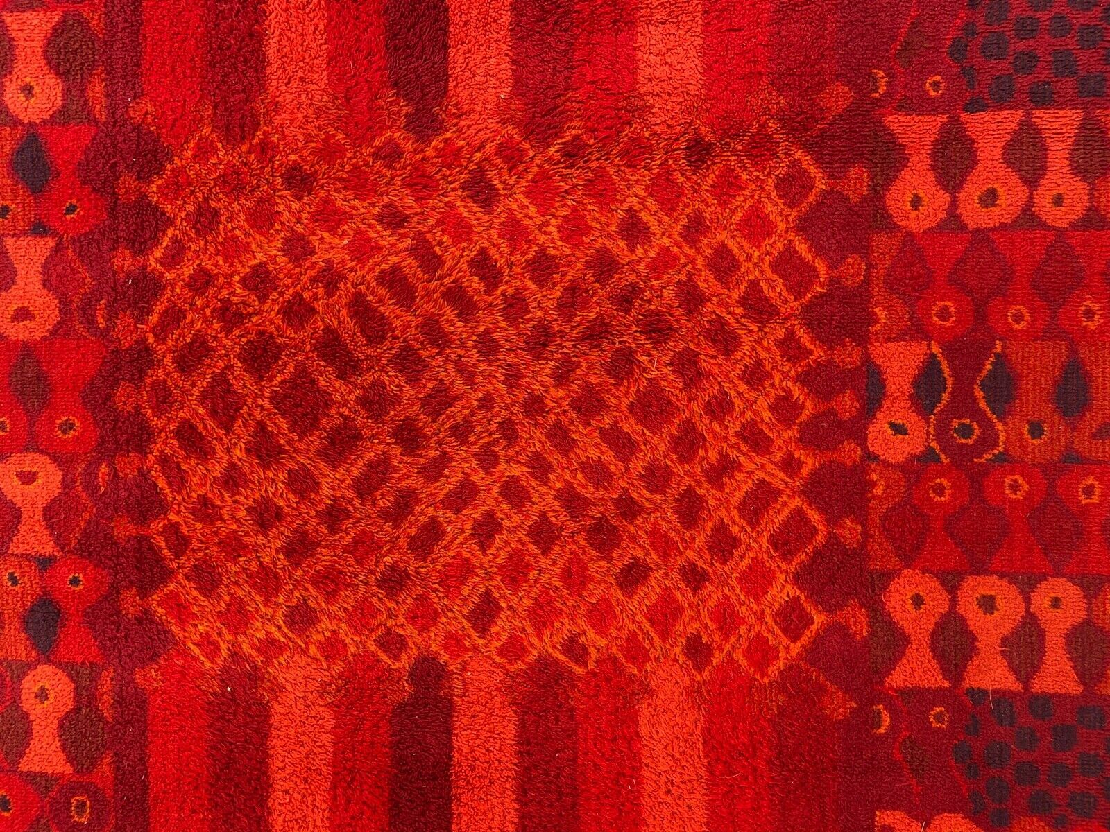 Carpet 1970 pop design geometric red background wool 229 cm x 170 cm