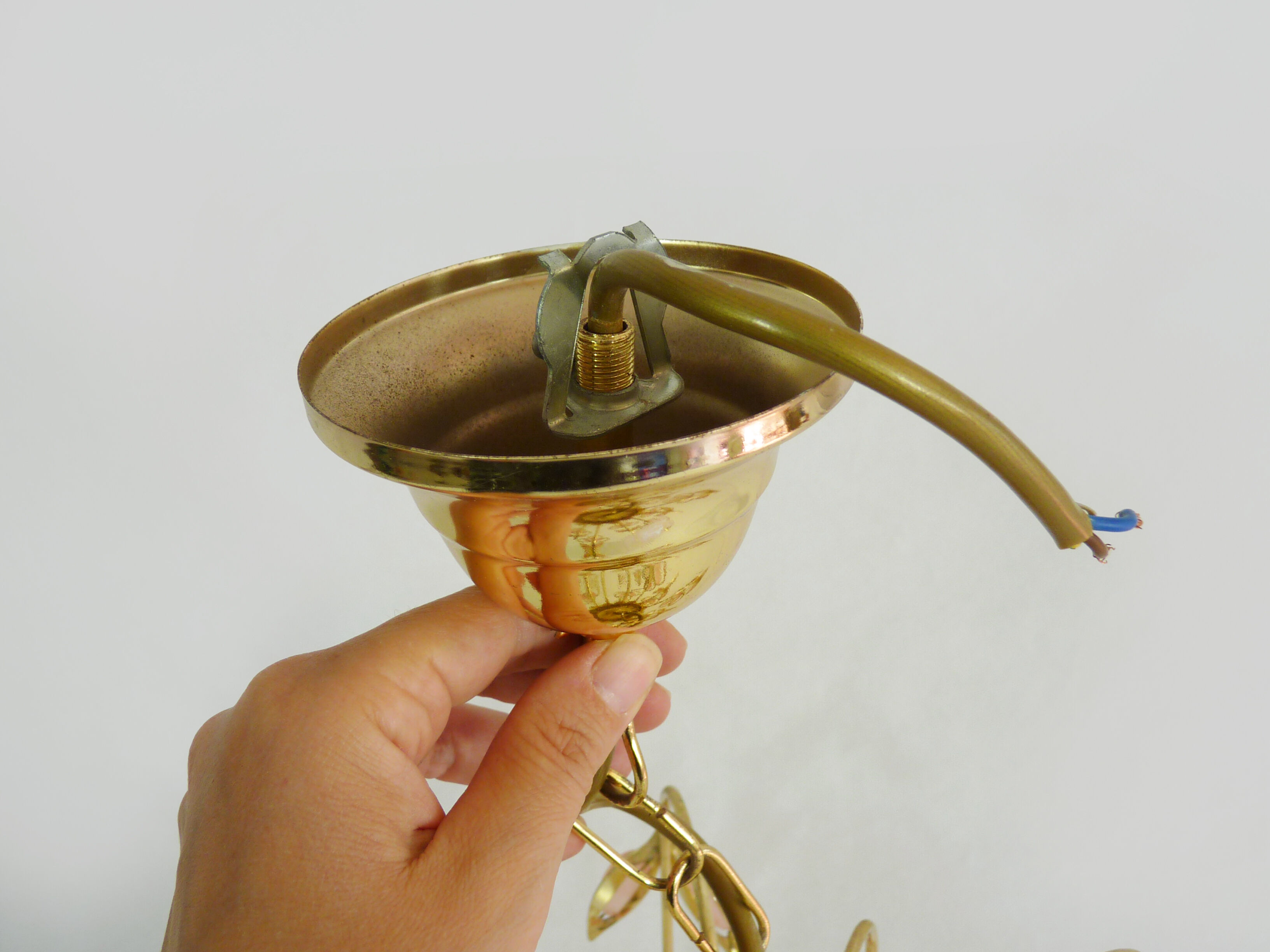 Lustre vintage suspension en métal doré et laiton feuilles en verre rose et pampilles. Année 70 80