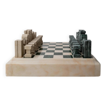 Jeu d’échecs vintage en marbre des années 1970, plateau en pierre vert et beige, design lourd, pièces géométriques, jeu de table sculptural, idée cadeau