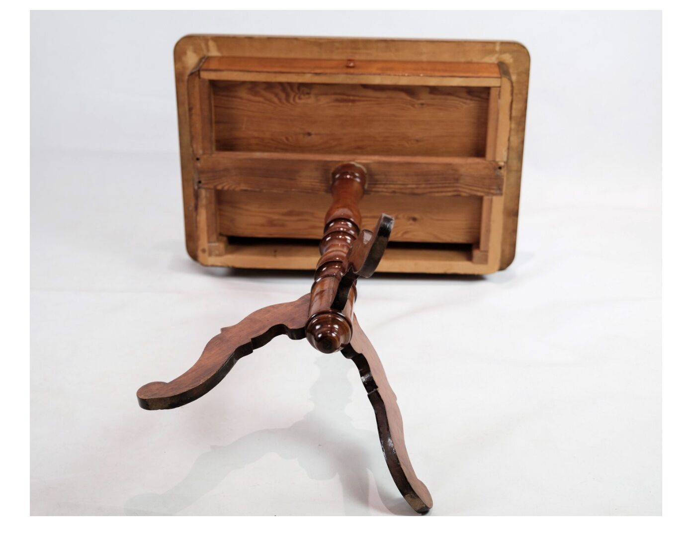 Side Table on a Mahogany Pillar from Around the Year 1850s