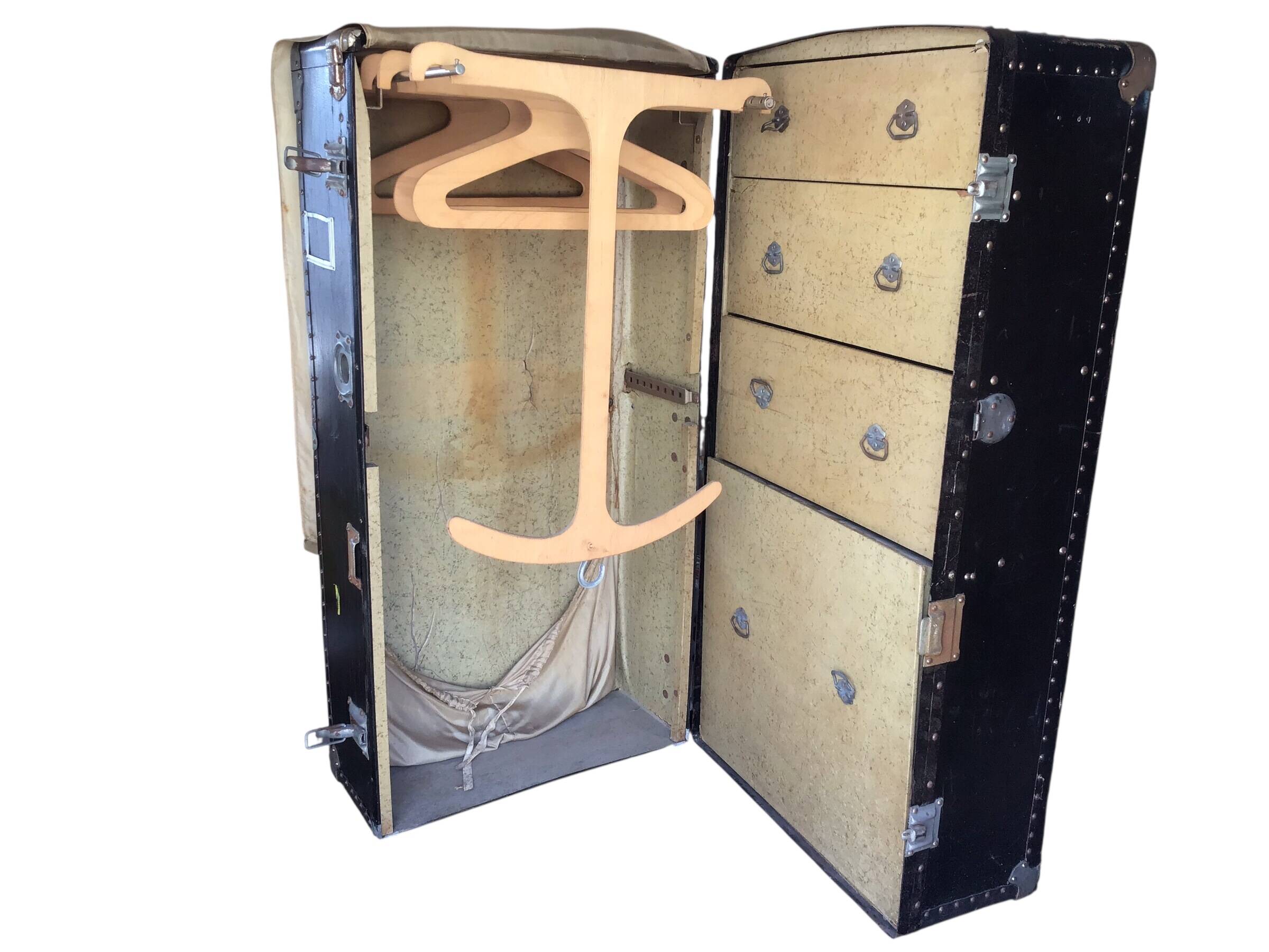 Antique vertical cabin trunk – 109 cm – parchment interior