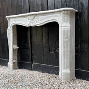 Cheminée de style Louis XV en marbre de Carrare vers 1980