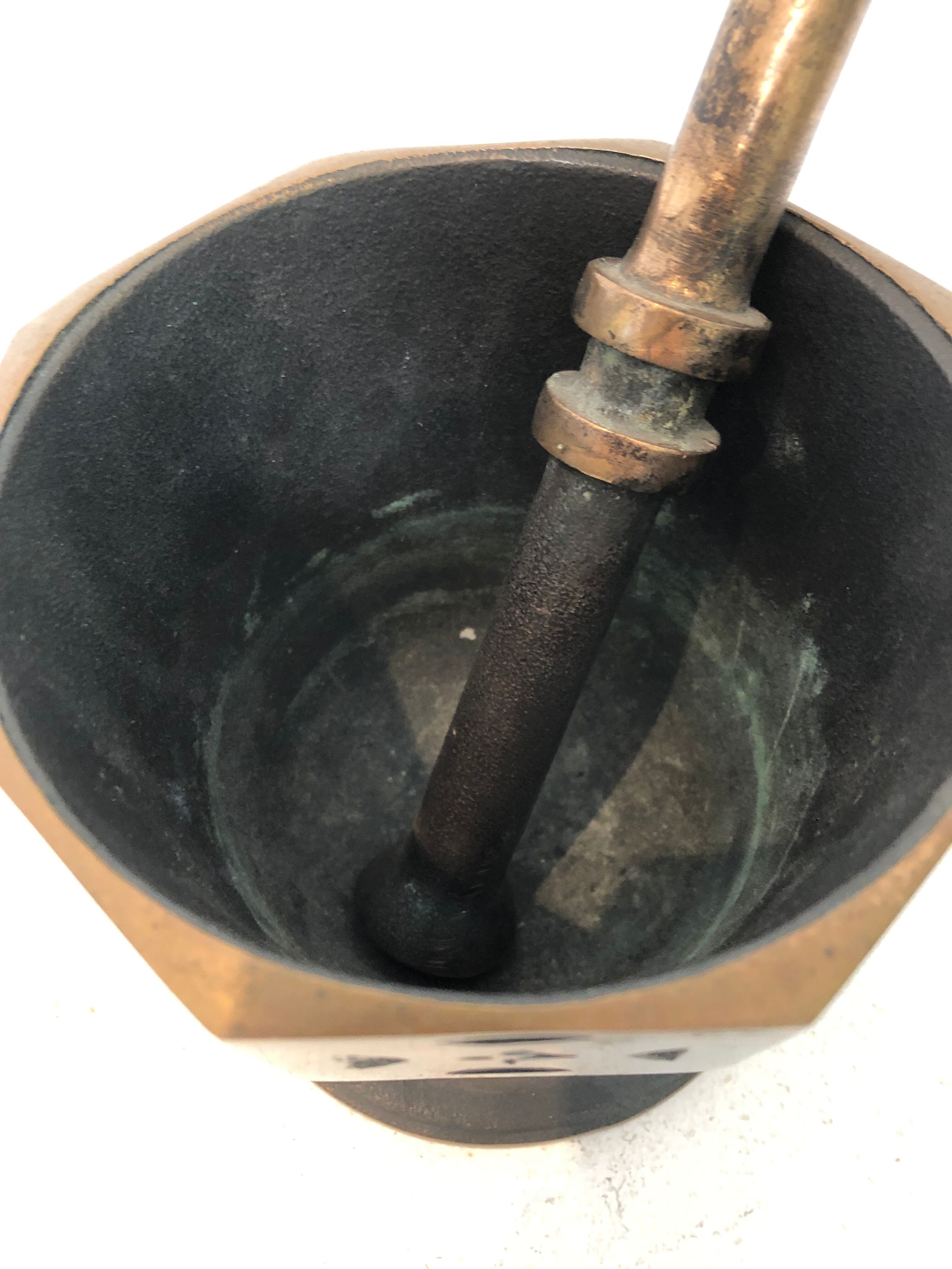 Bronze mortar, Art Deco, signed "The bronze"