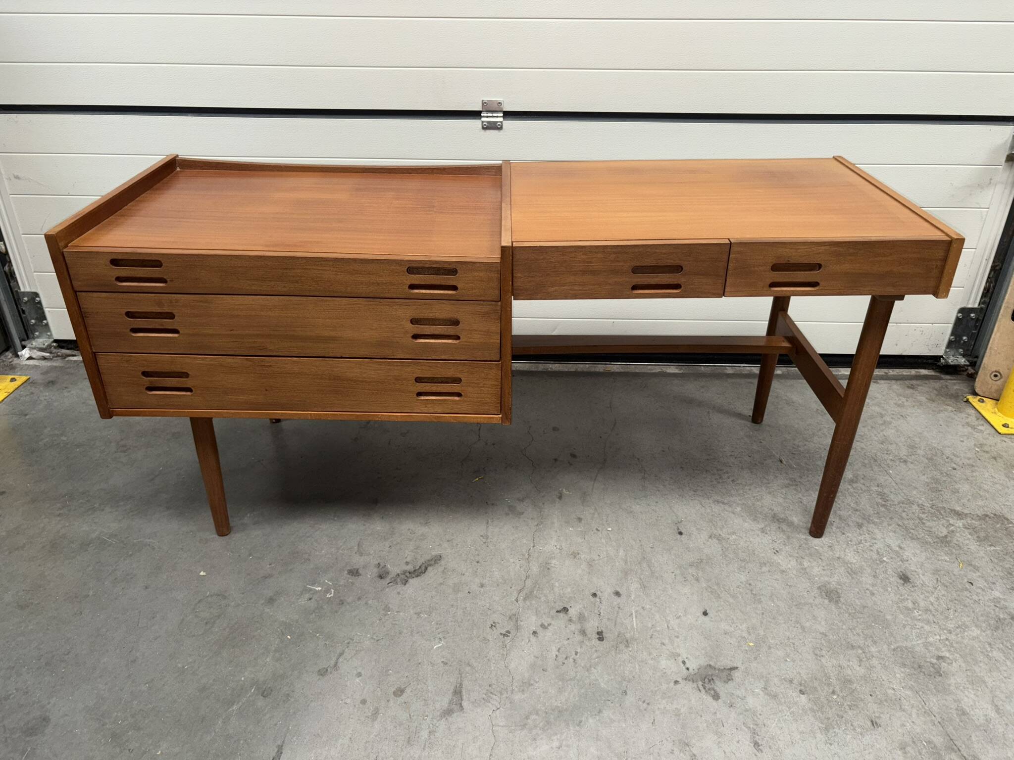 Bureau Scandinave midcentury à caisson et finition acajou