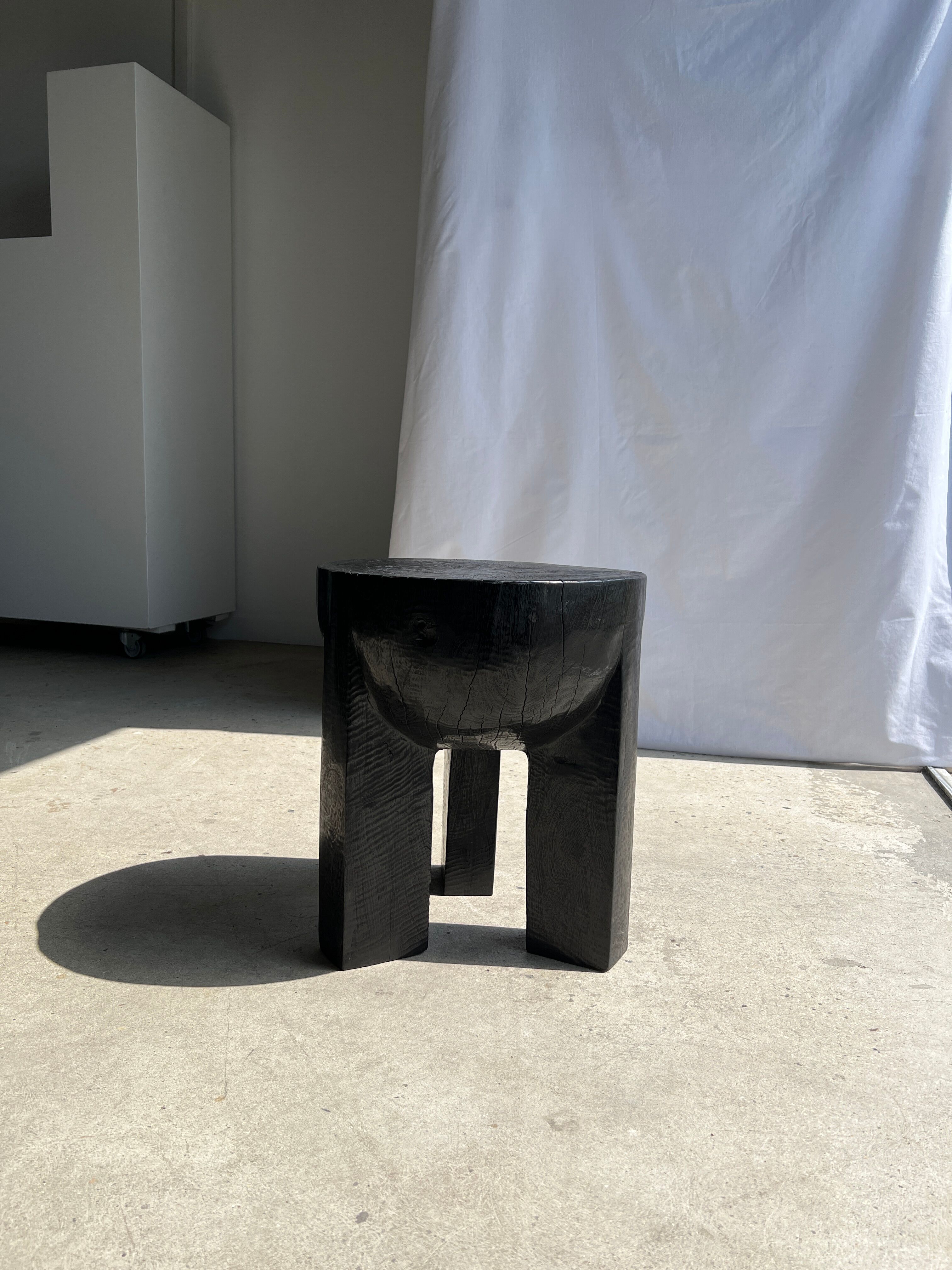 Black mango wood tripod side table with a semi-spherical top, height: 45 cm, diameter: 44 cm.