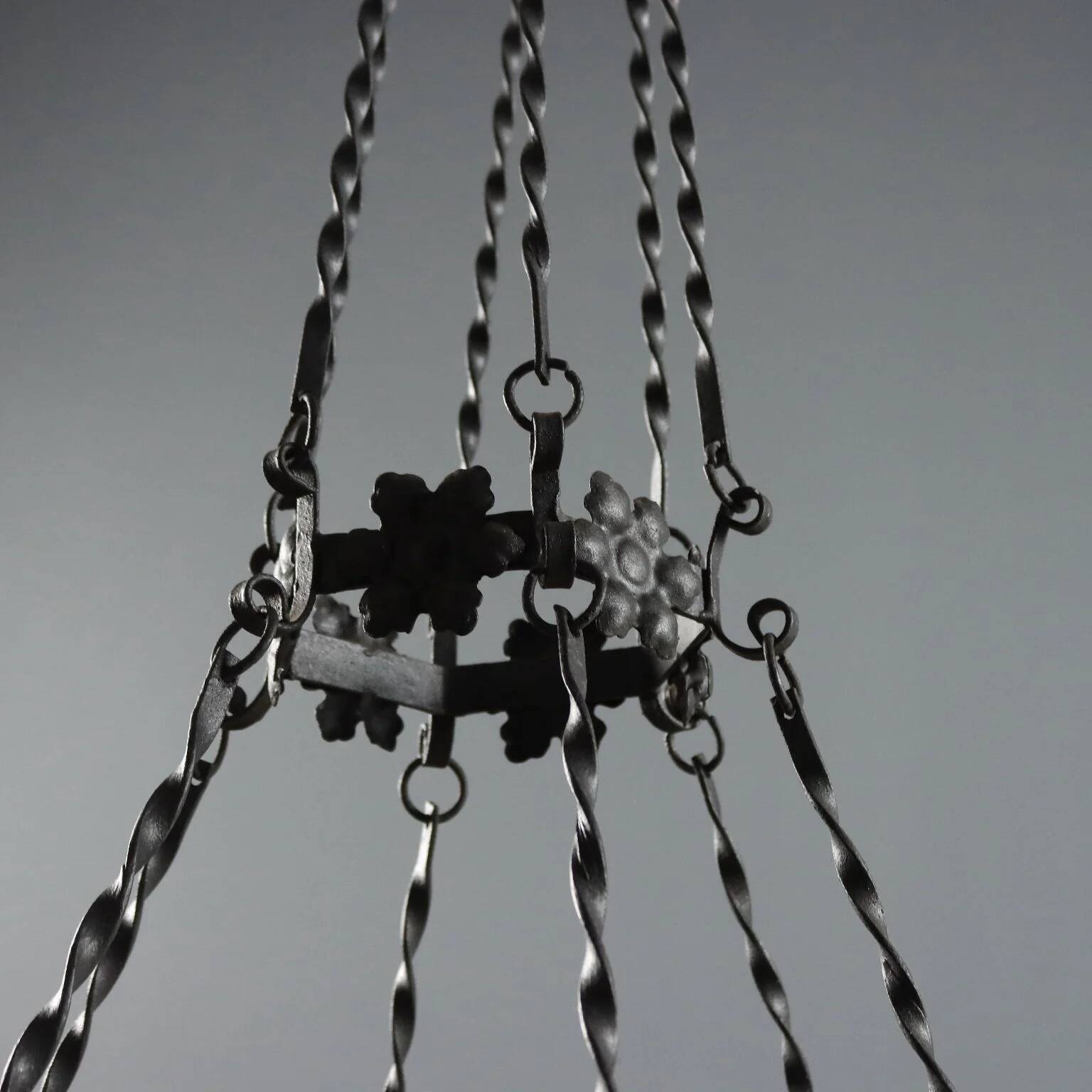 Lustre ancien en fer forgé décoré, Italie, XXe siècle