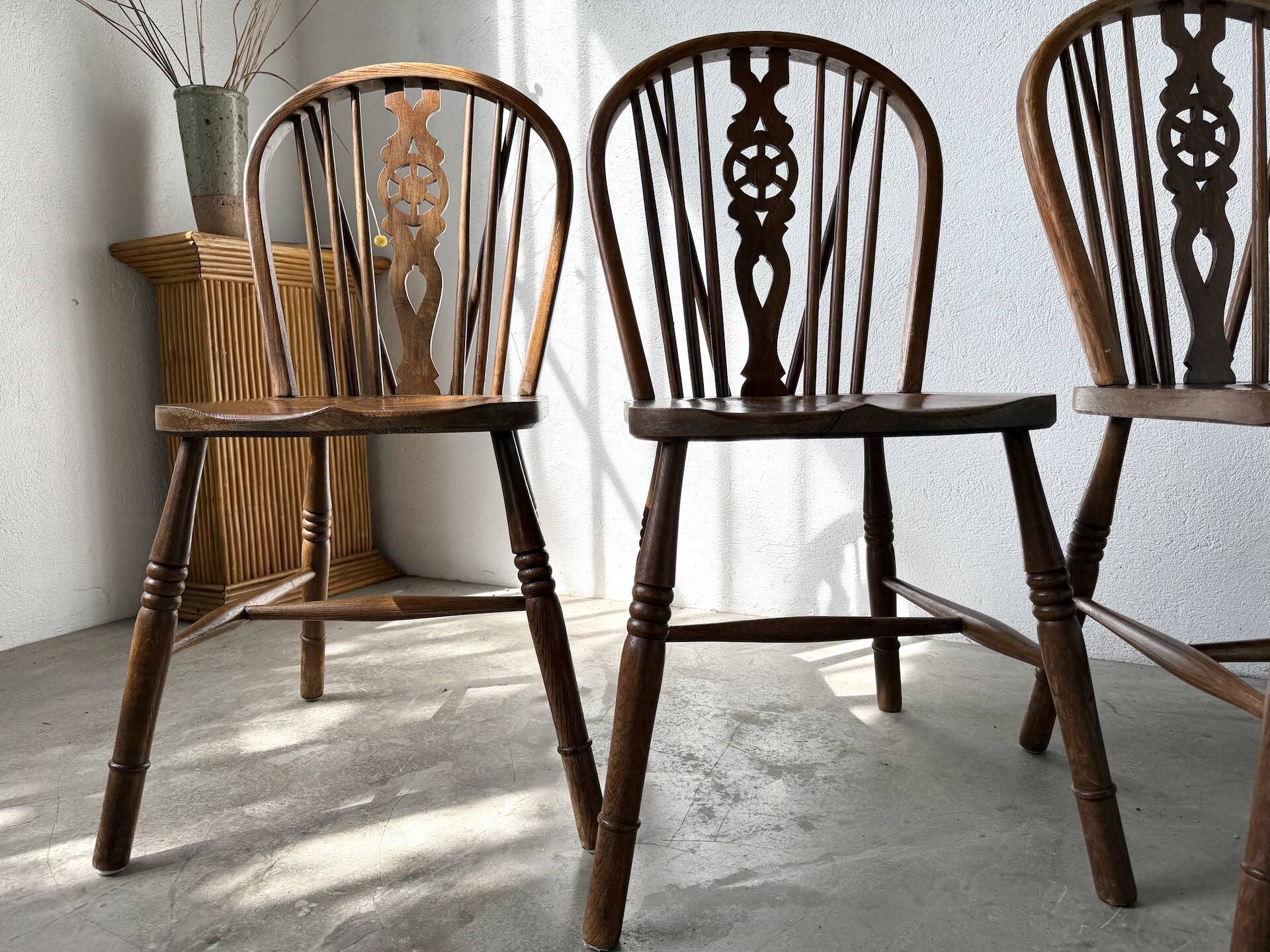 Suite de Quatre Chaises "Windsor"