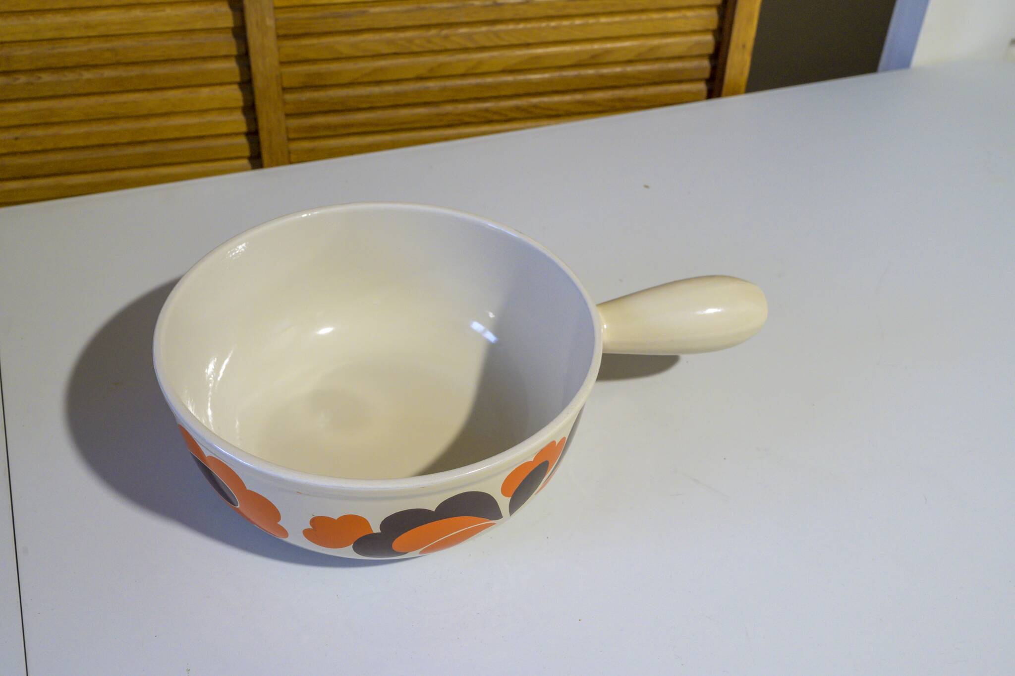 Enamelled cast iron fondue pot with 70's Le Creuset pattern