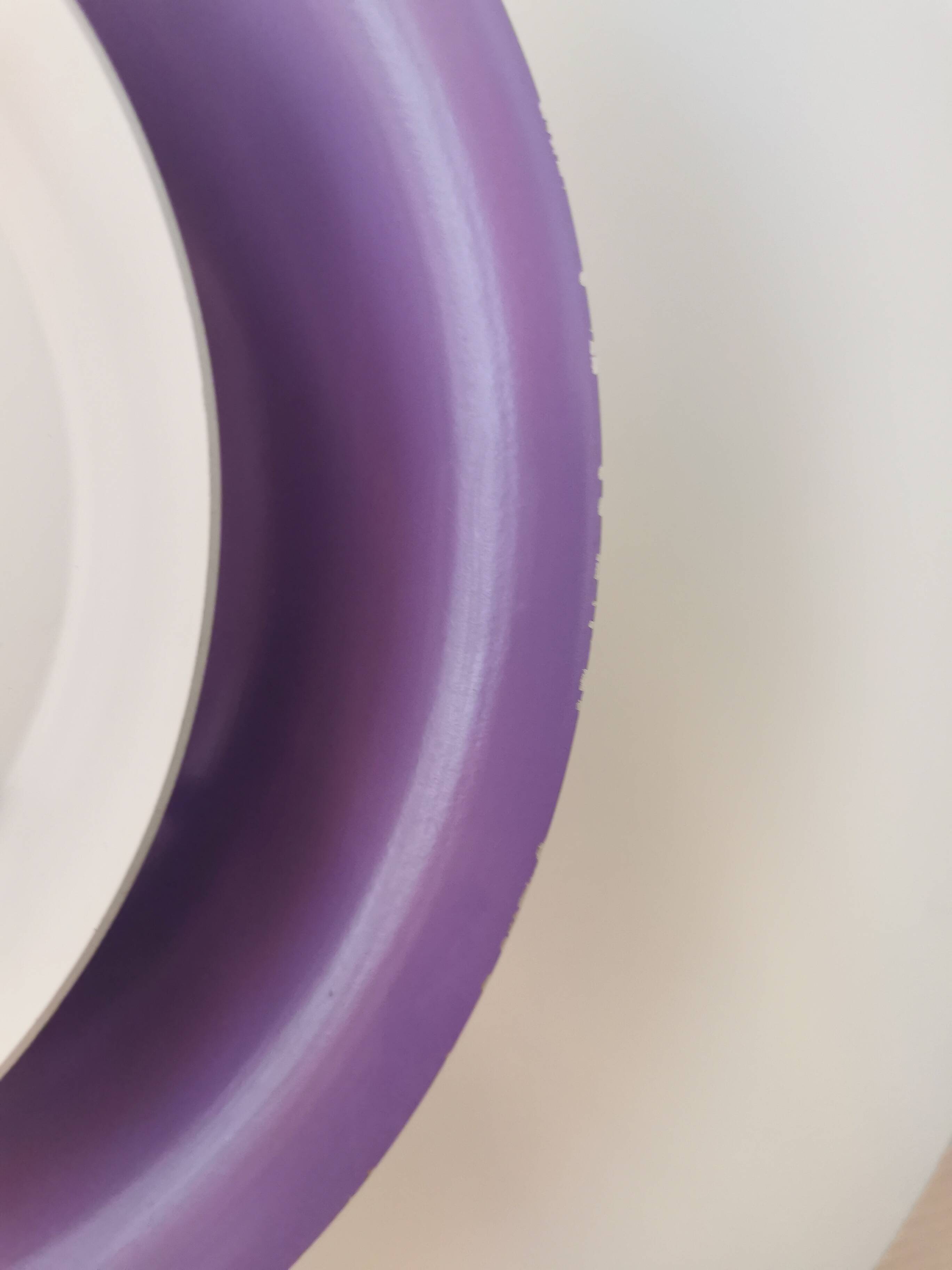 Lampe suspendue années 1970-80 du danois ES Horn, en belle laque blanche avec contraste violet/rouge