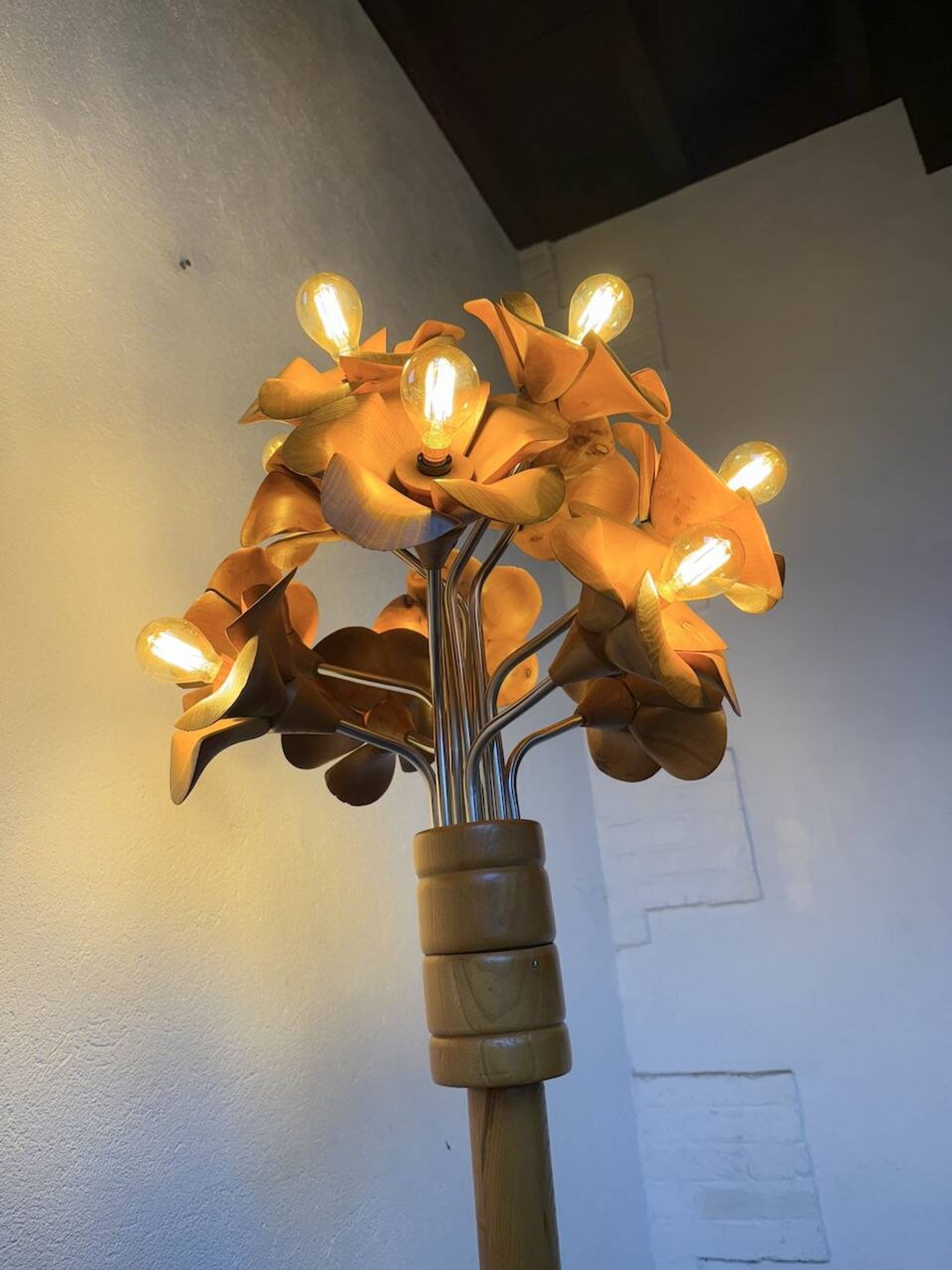 Lampadaire en orme motifs « fleurs », années 70