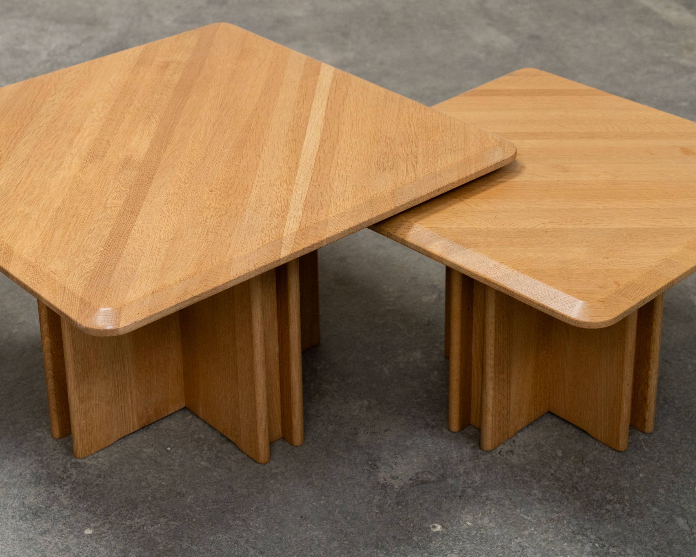 Ensemble de trois tables gigognes en chêne blond, années 80