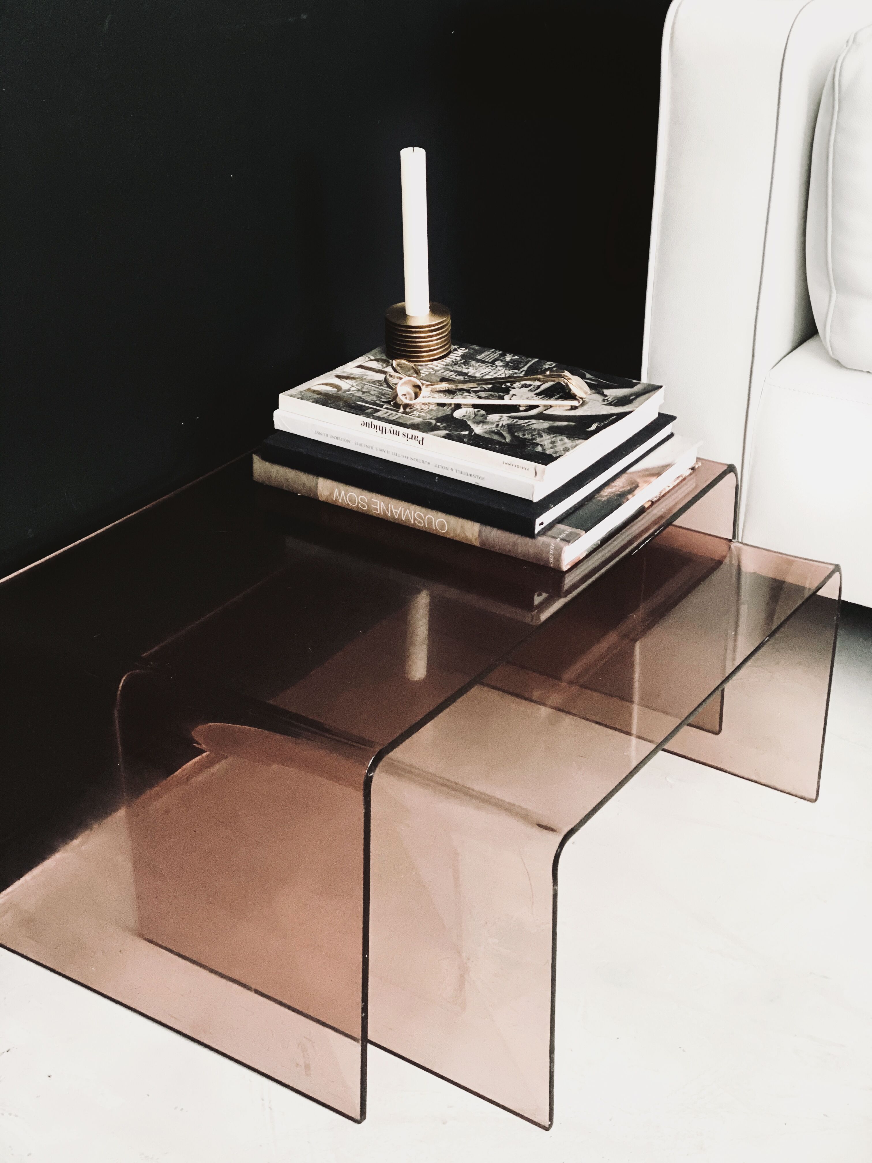 Pull out tables in plexiglas