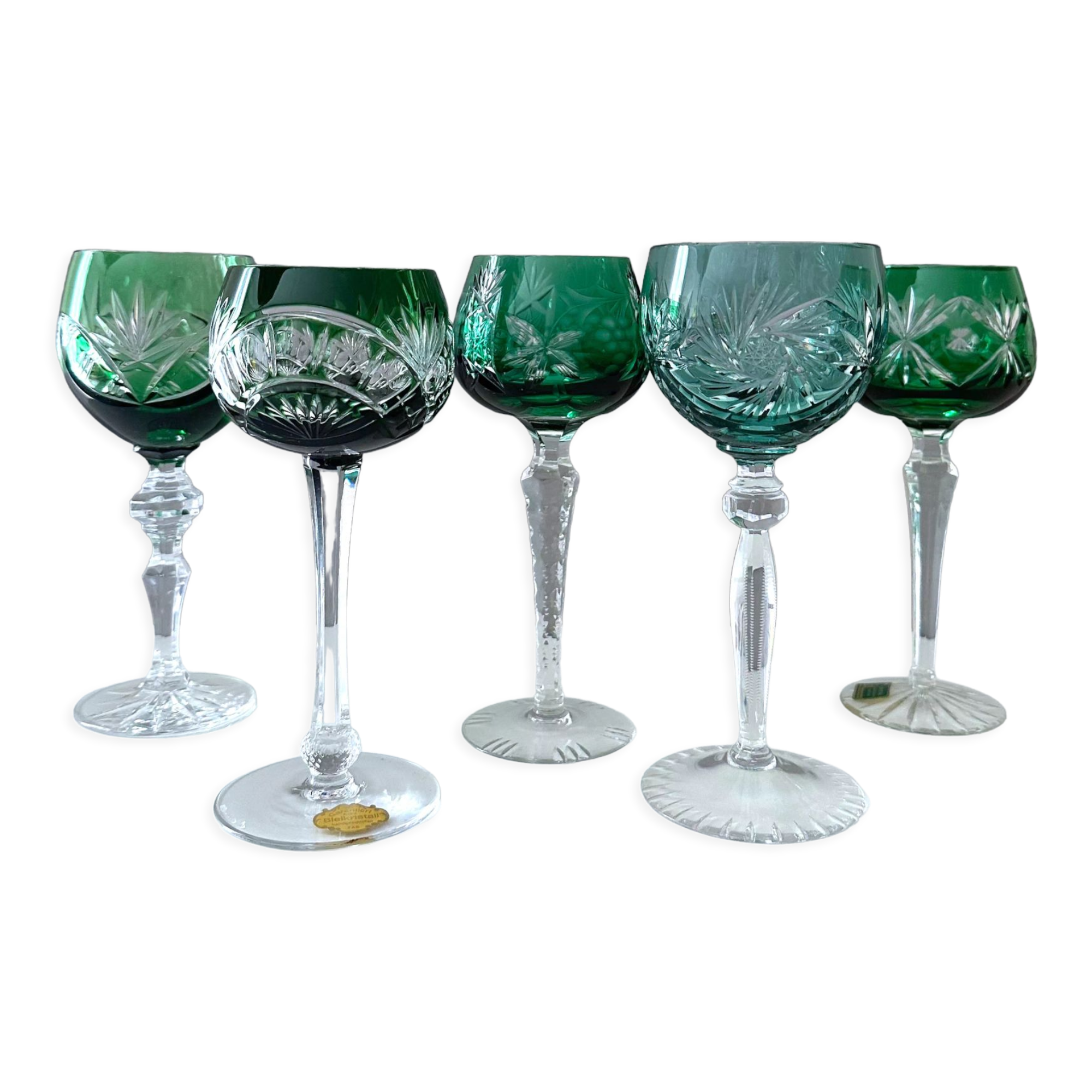 Collection de 5 verres à vin coloré, nuances de vert