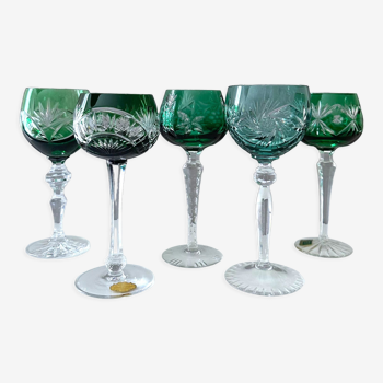 Collection de 5 verres à vin coloré, nuances de vert