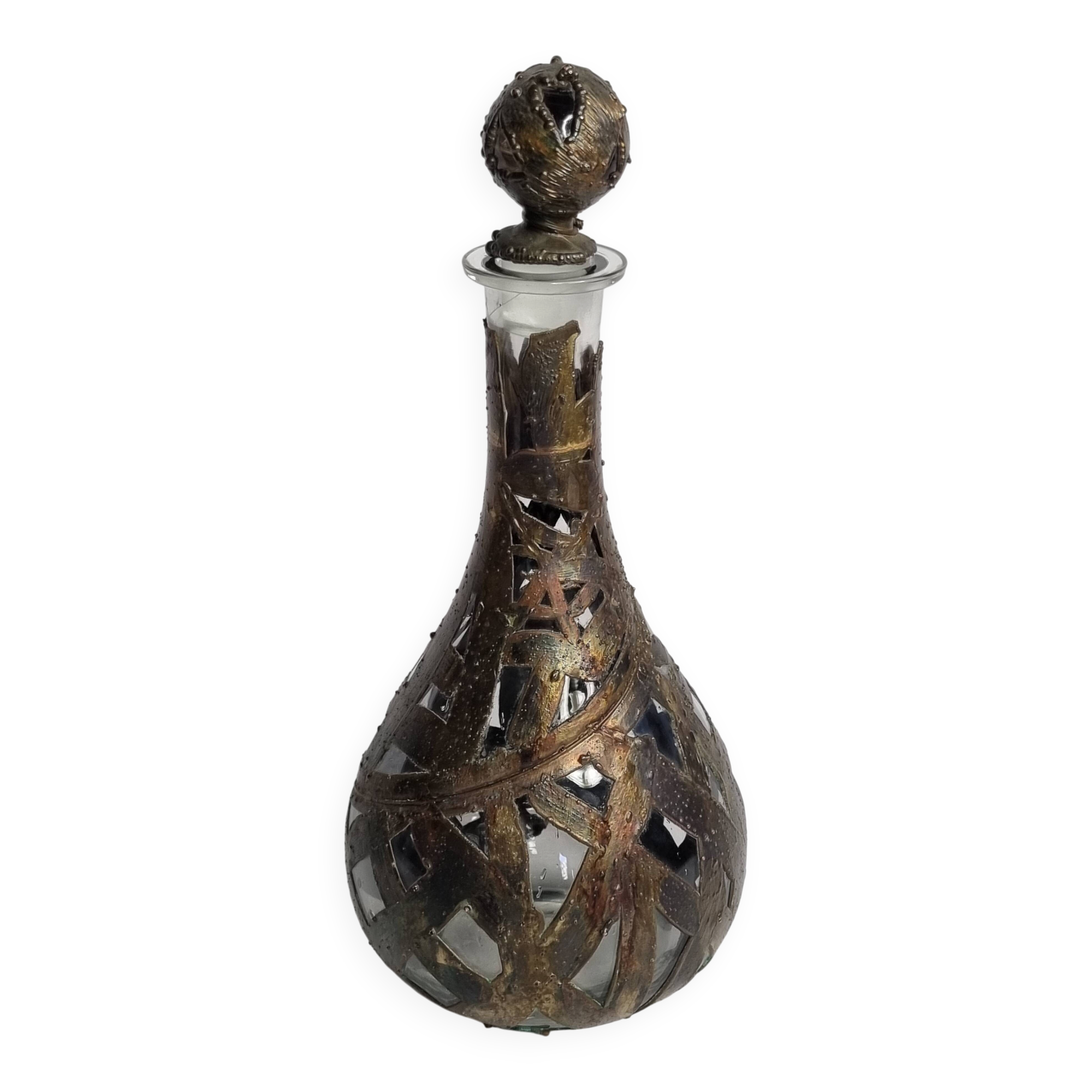 Carafe artisanale en verre soufflé et cuivre patiné décor brutaliste 90 cm