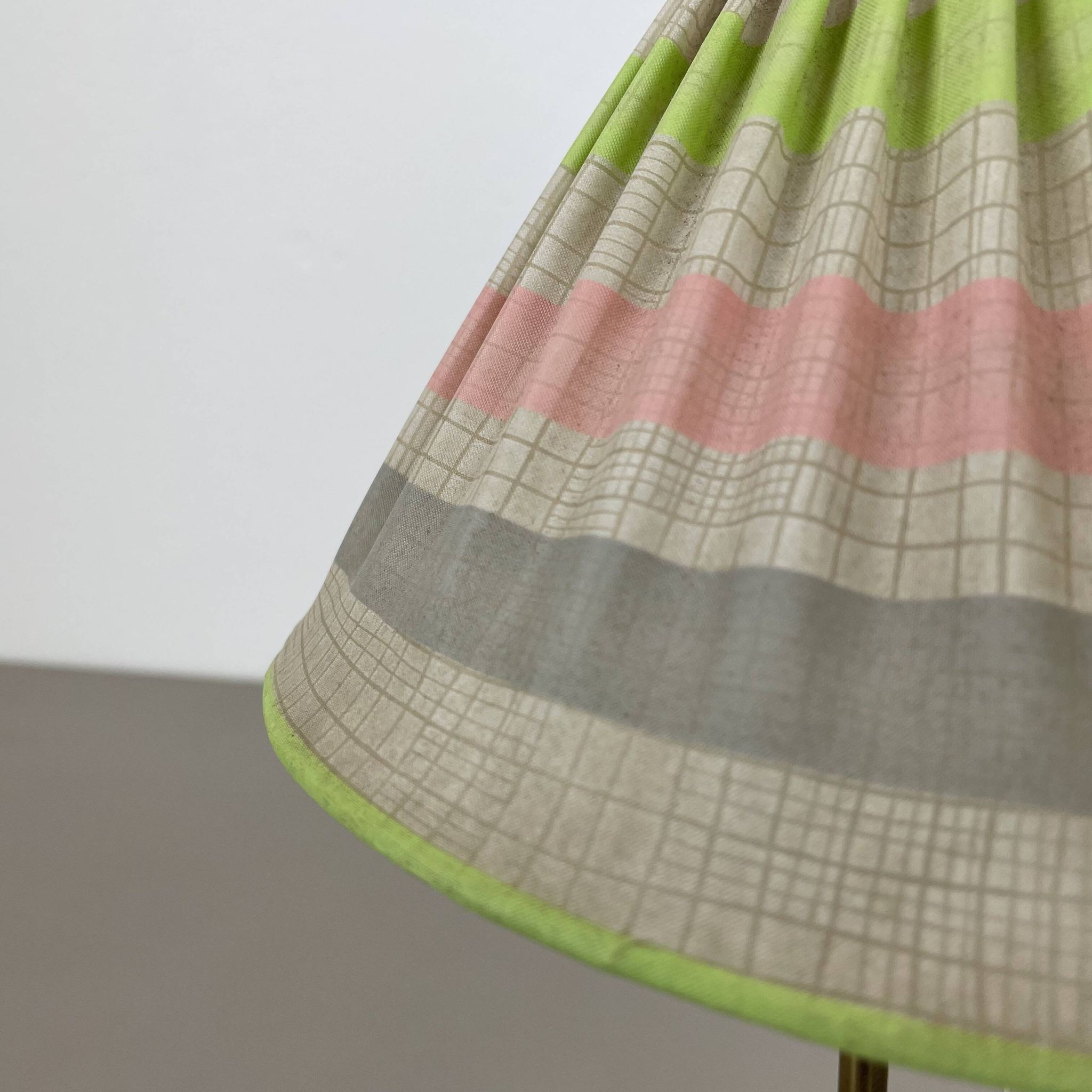 Lampe de table de 32 cm en laiton et tissu de style Kalmar, Autriche, années 1960