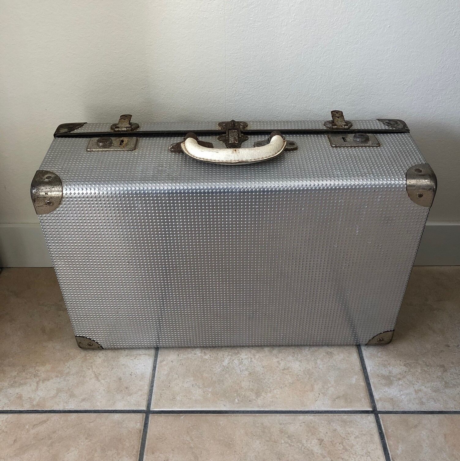 60' vintage vintage undue metal travel case