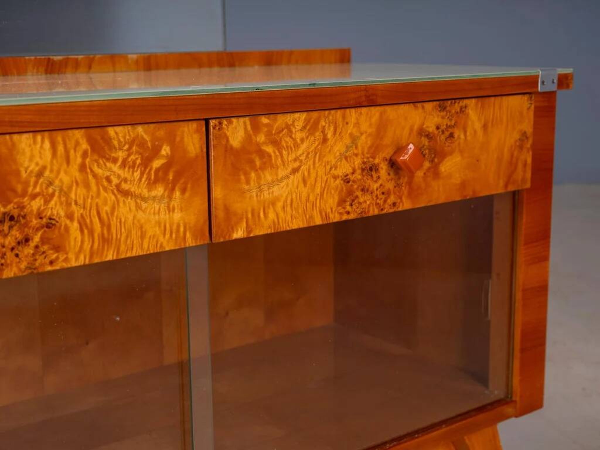 Coiffeuse vintage avec placage de noyer, grand miroir et armoires de rangement.