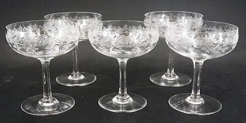 Baccarat Sévigné 5 champagne glasses, engraved crystal, excellent condition, unsigned.
