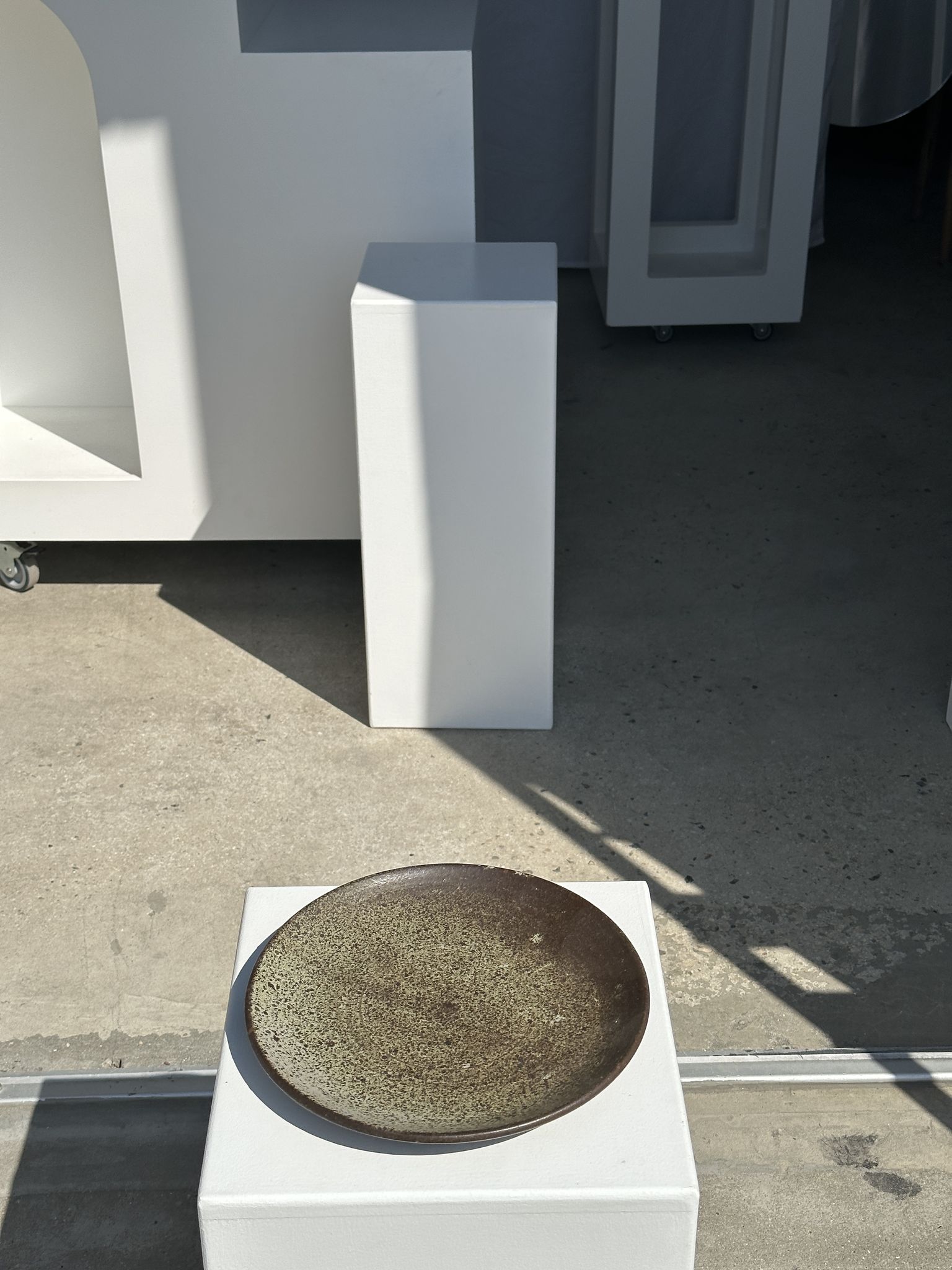 Plat en céramique vert indonésien D:26,5