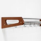 Porte-manteau en teck et acier par Børge Mogensen pour Søborg Møbler (Danemark, années 1960).